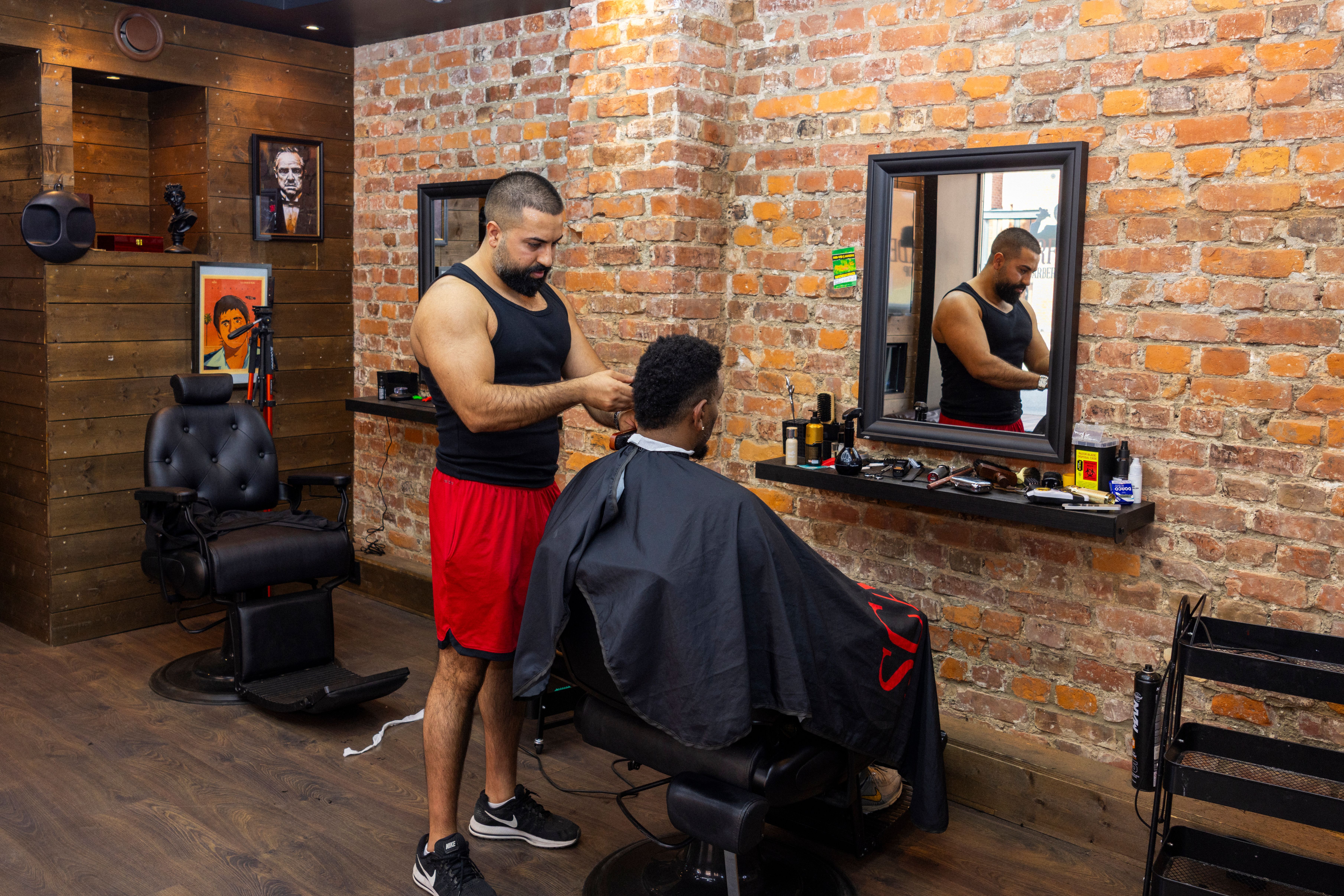 Sultan Almudaffar trimmer en kundes «goatee».