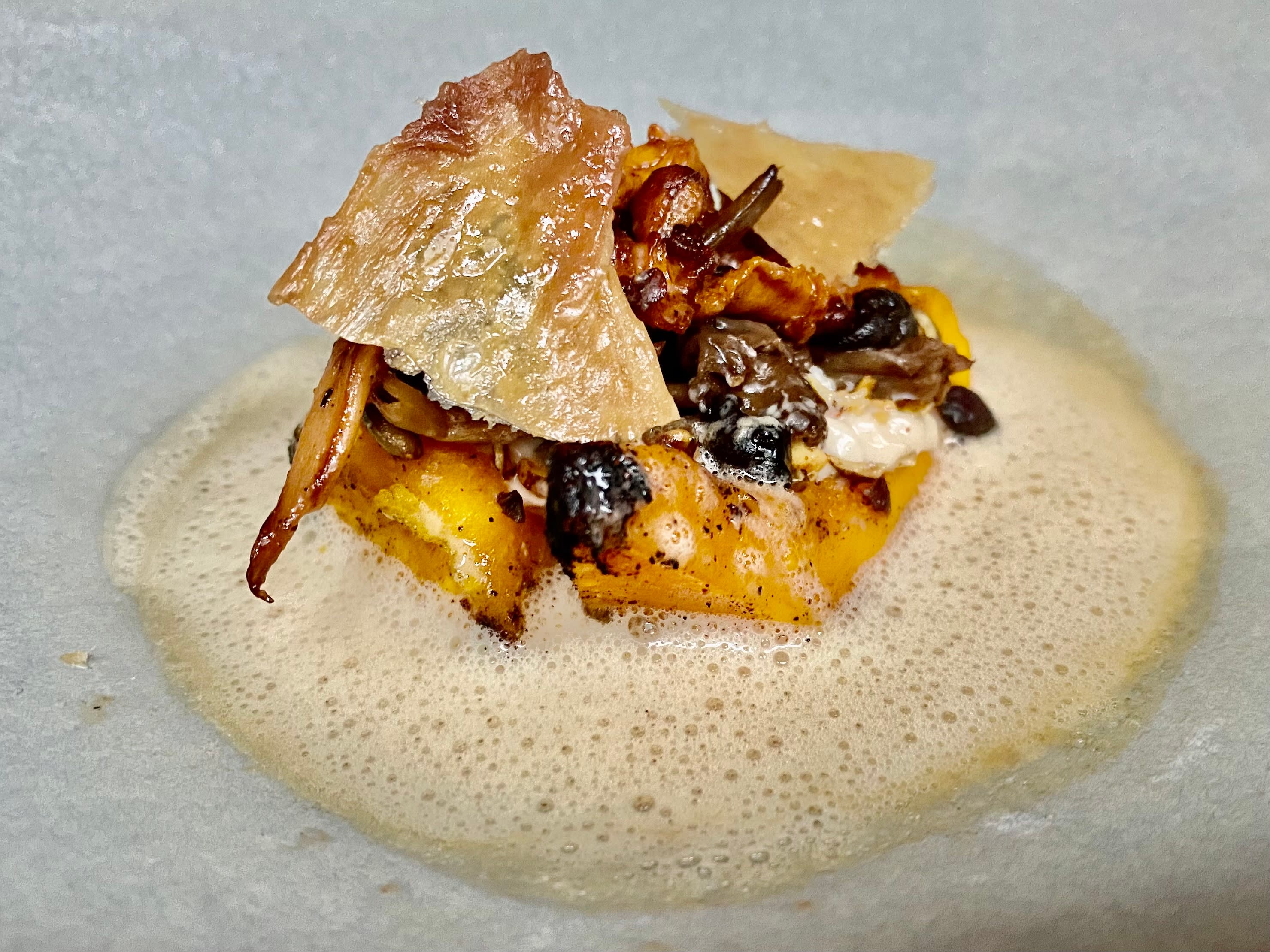 Langt fra skremmende gresskarrett med sprøtt kyllingskinn på toppen.