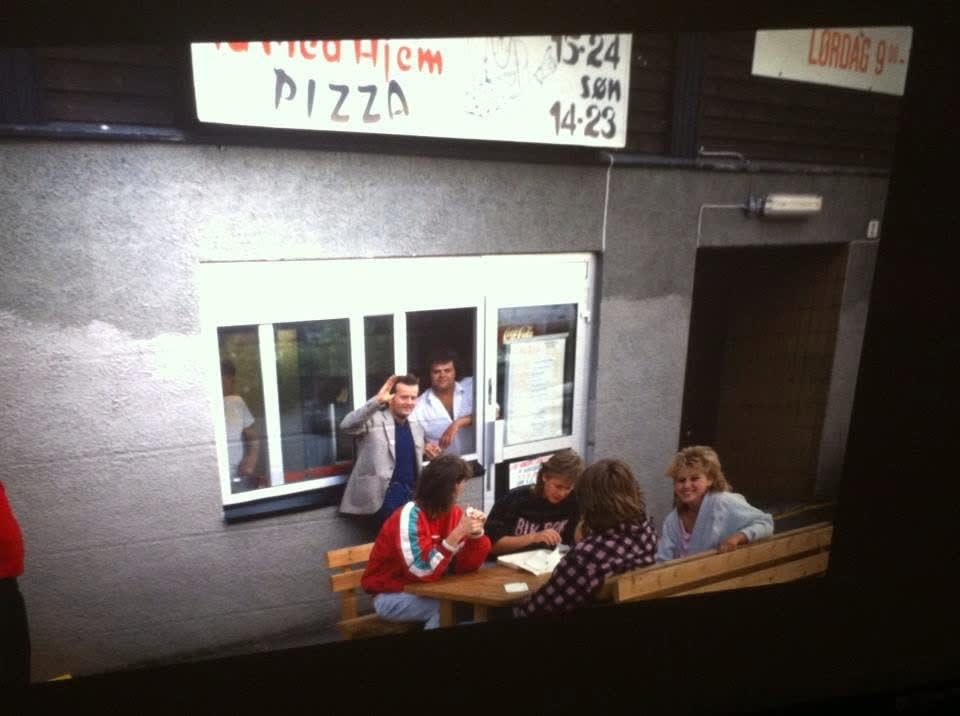 Et gammelt bilde av Bobos pizza anno 1985. I luken ser du eier Boris Arhanic Henriksen sammen med det som ser ut til å være fornøyde kunder.