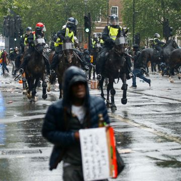 Ridende politi til aksjon mot demonstranter ved Downing Street i London