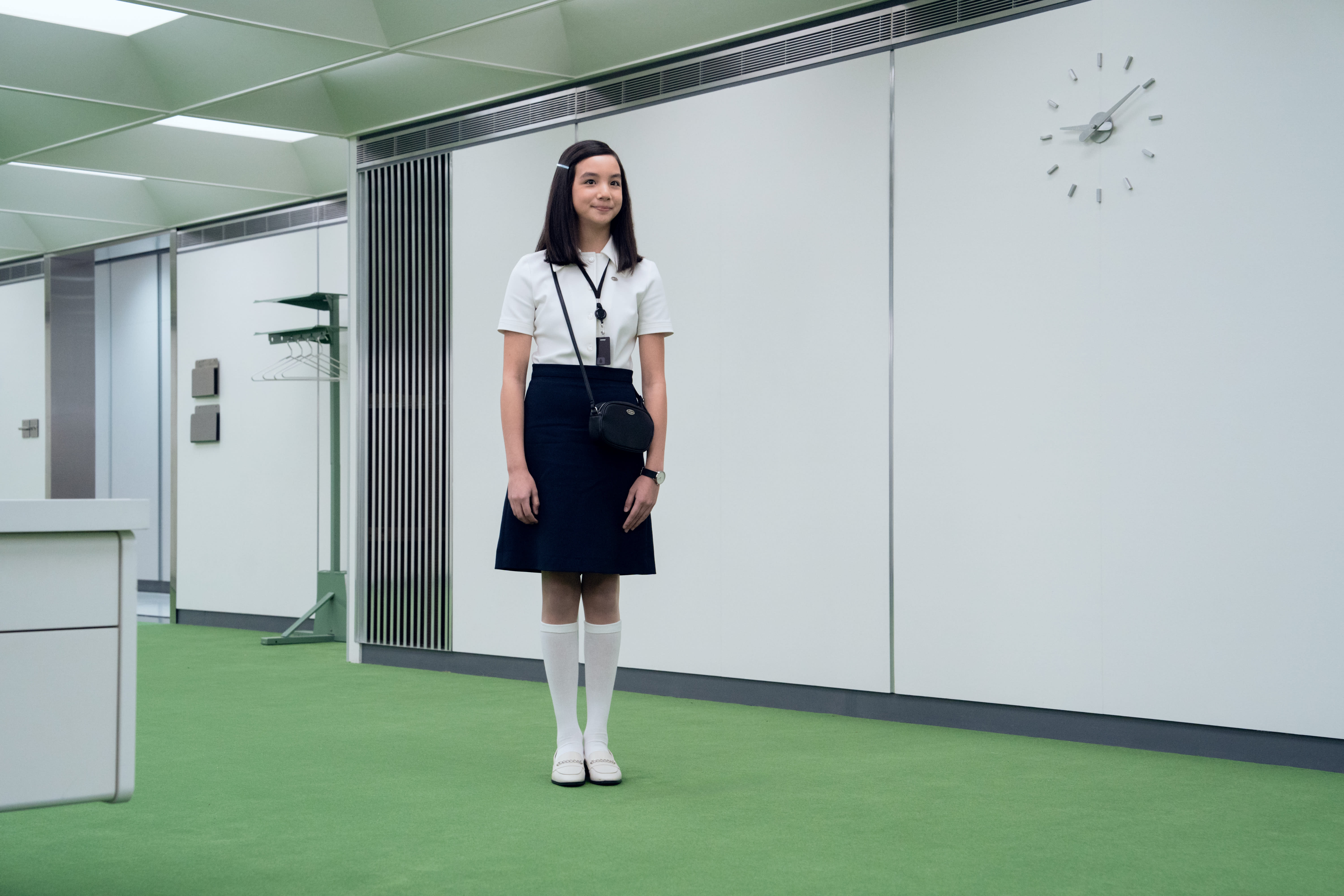 Kontorsjefen er ny, men hvorfor er Miss Huang (Sarah Bock) bare et barn?