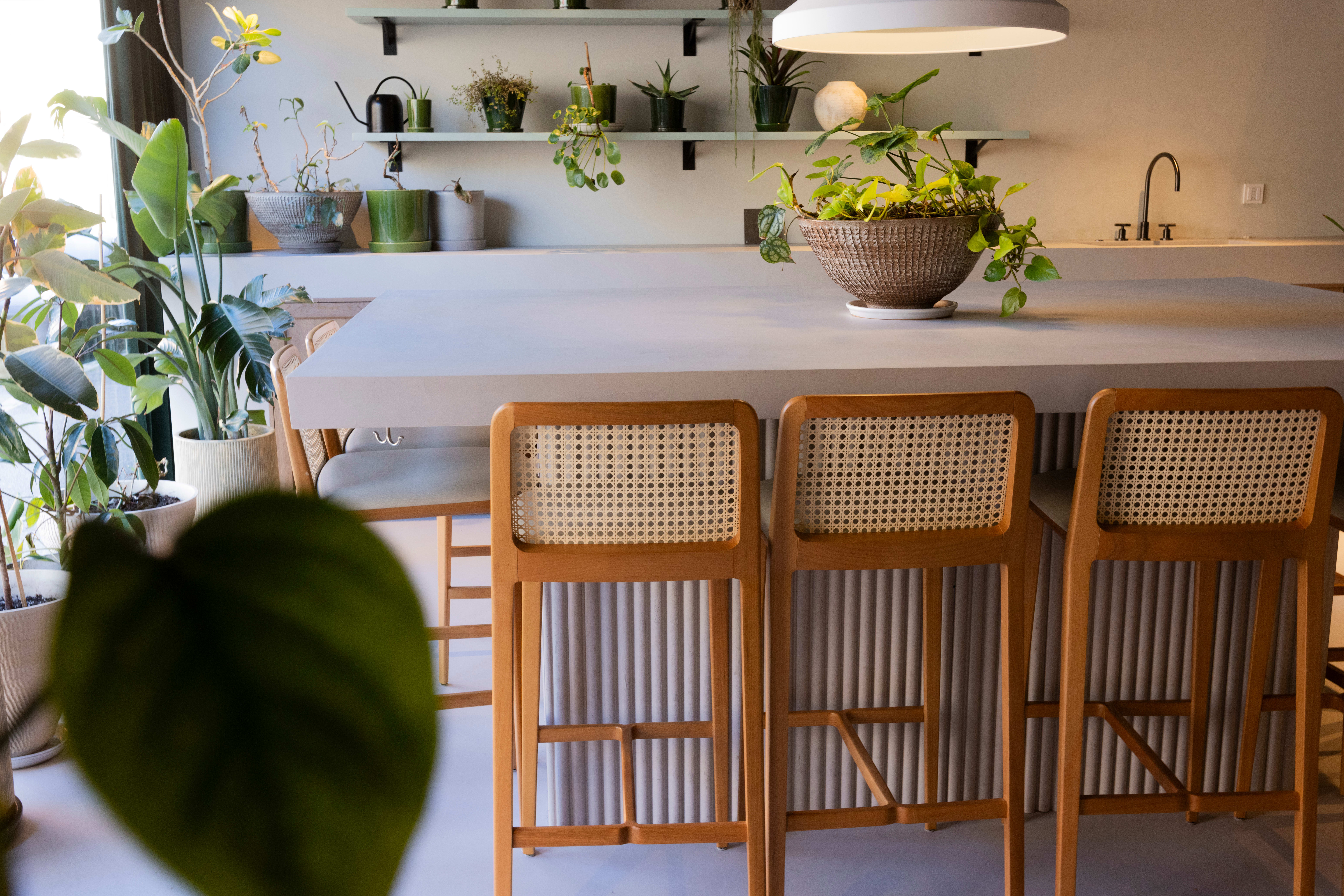 The Green room er første stopp. Kvelden begynner med champagne og fire småretter ved dette bordet.