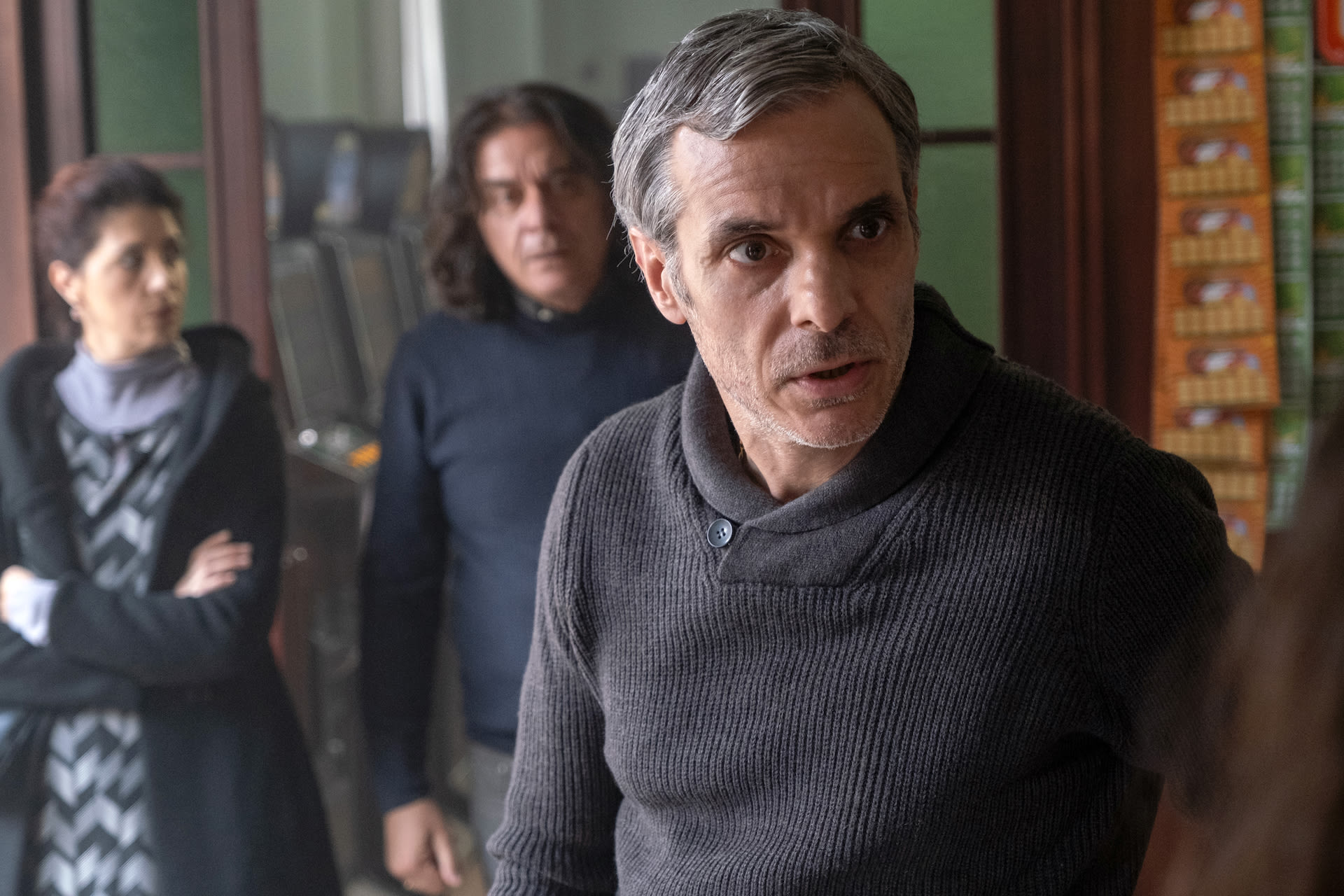 Har Carlo Cosco drept sin egen kone? Datteren Denise må ta opp kampen for sannheten og mot familien. Dette skildres i det strålende dramaet «The Good Mothers».