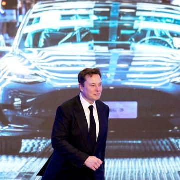 Musk ber Tesla-ansatte jobbe frivillig etter aksjeras