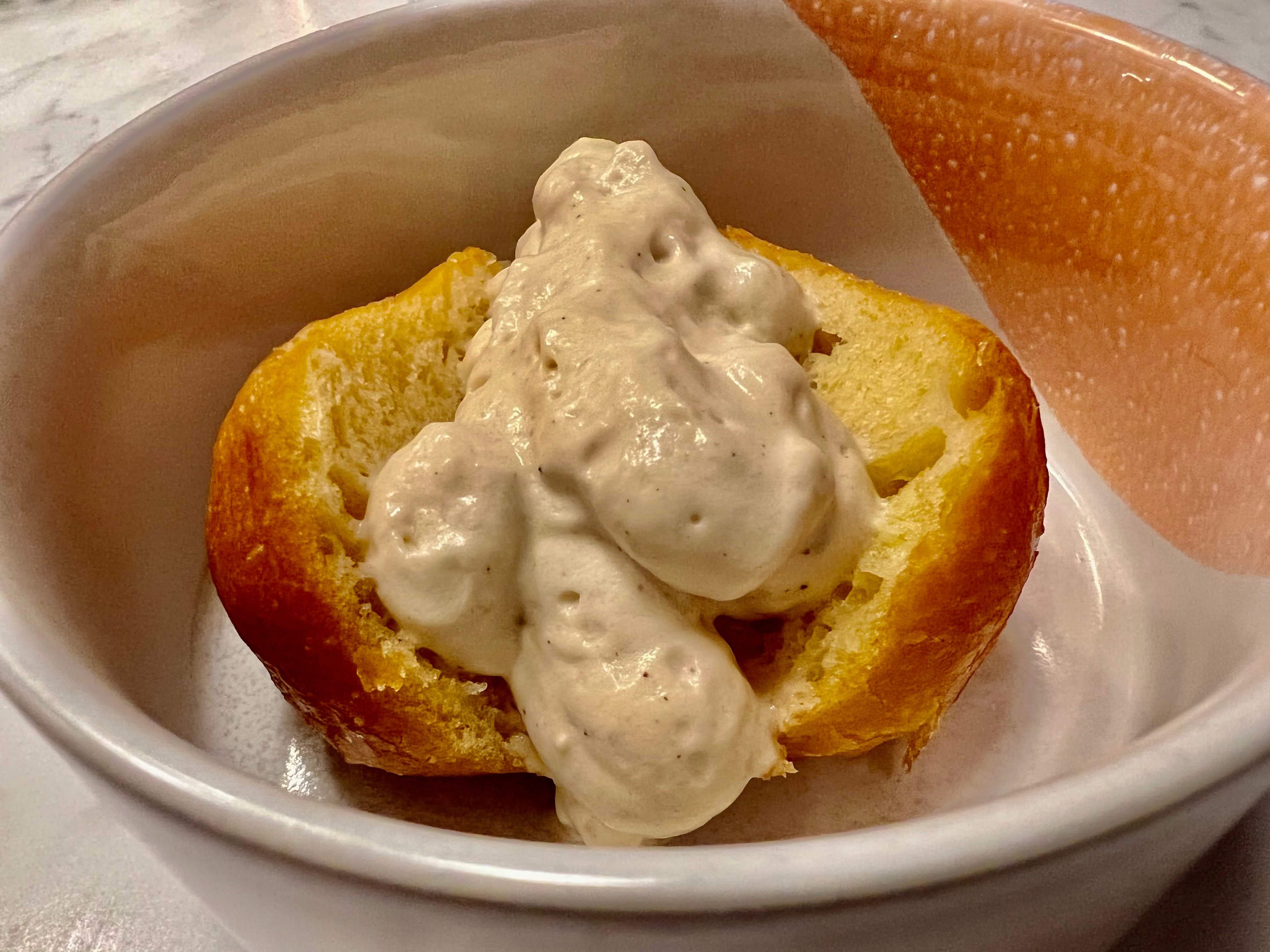 Klassisk italiensk dessert – Babà. 