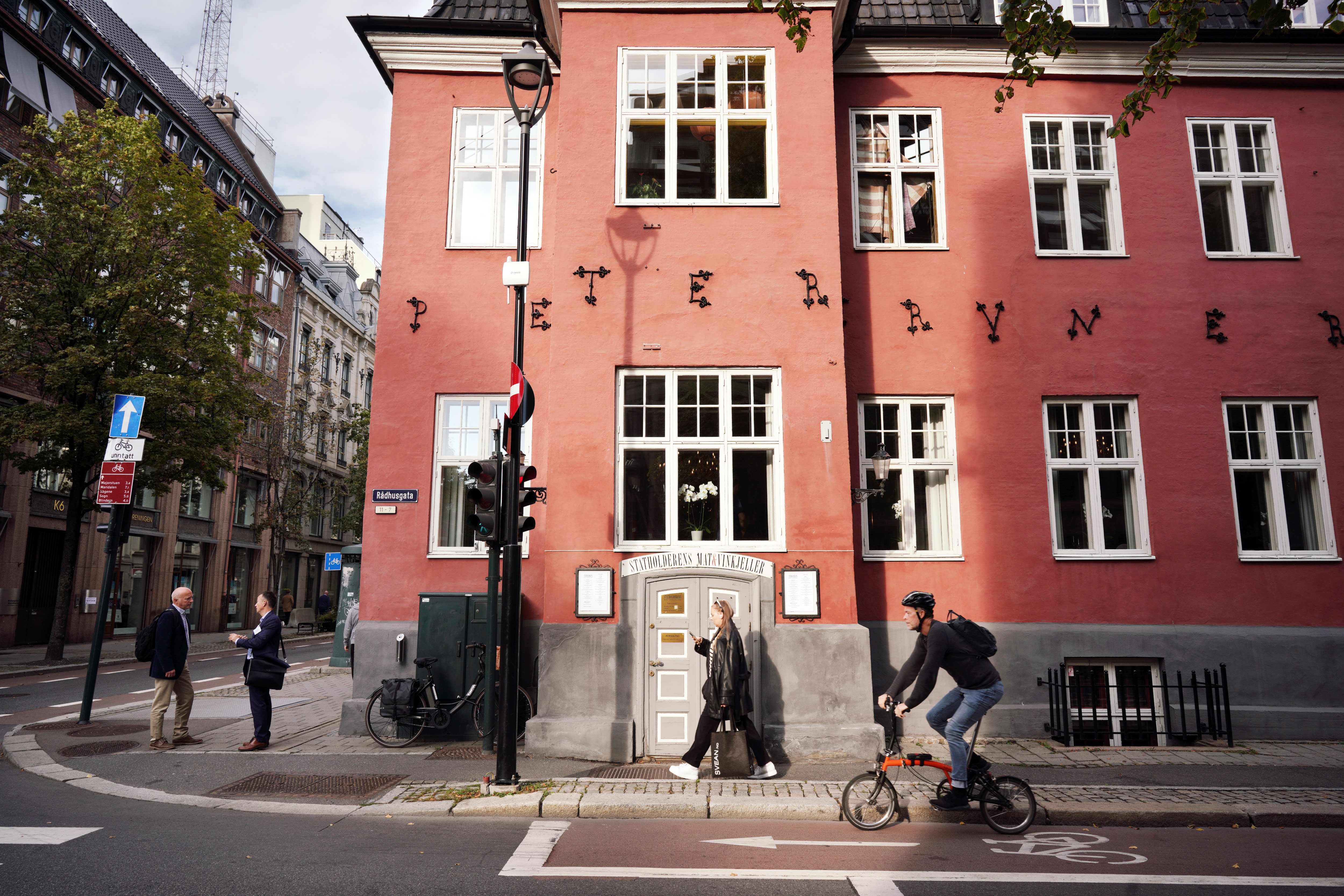 Statholdergaarden ligger i en fredet bygård fra 1640-tallet.