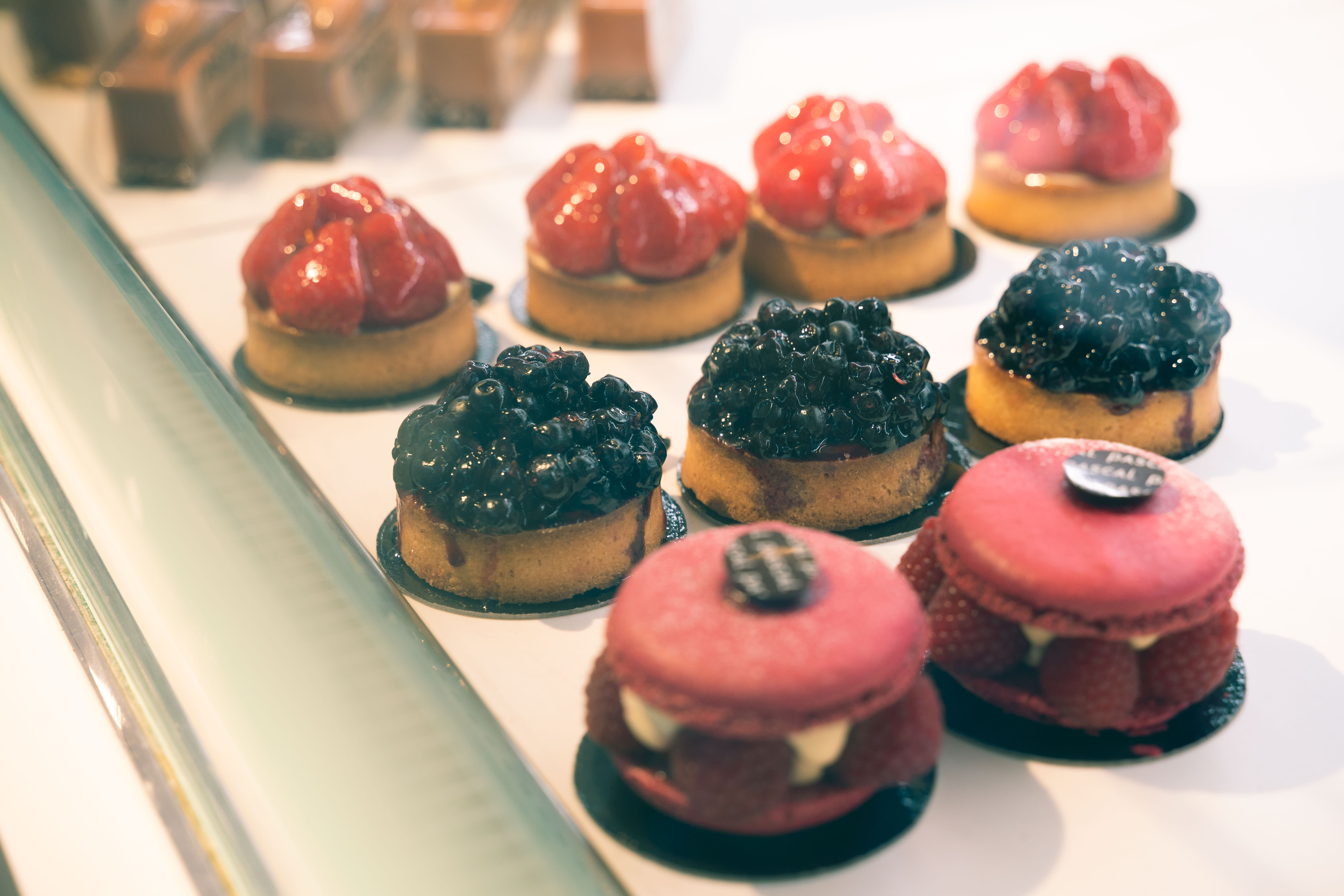 Jordbærterte, blåbærterte og en stor bringebærmakron fylt med krem og ferske bringebær.