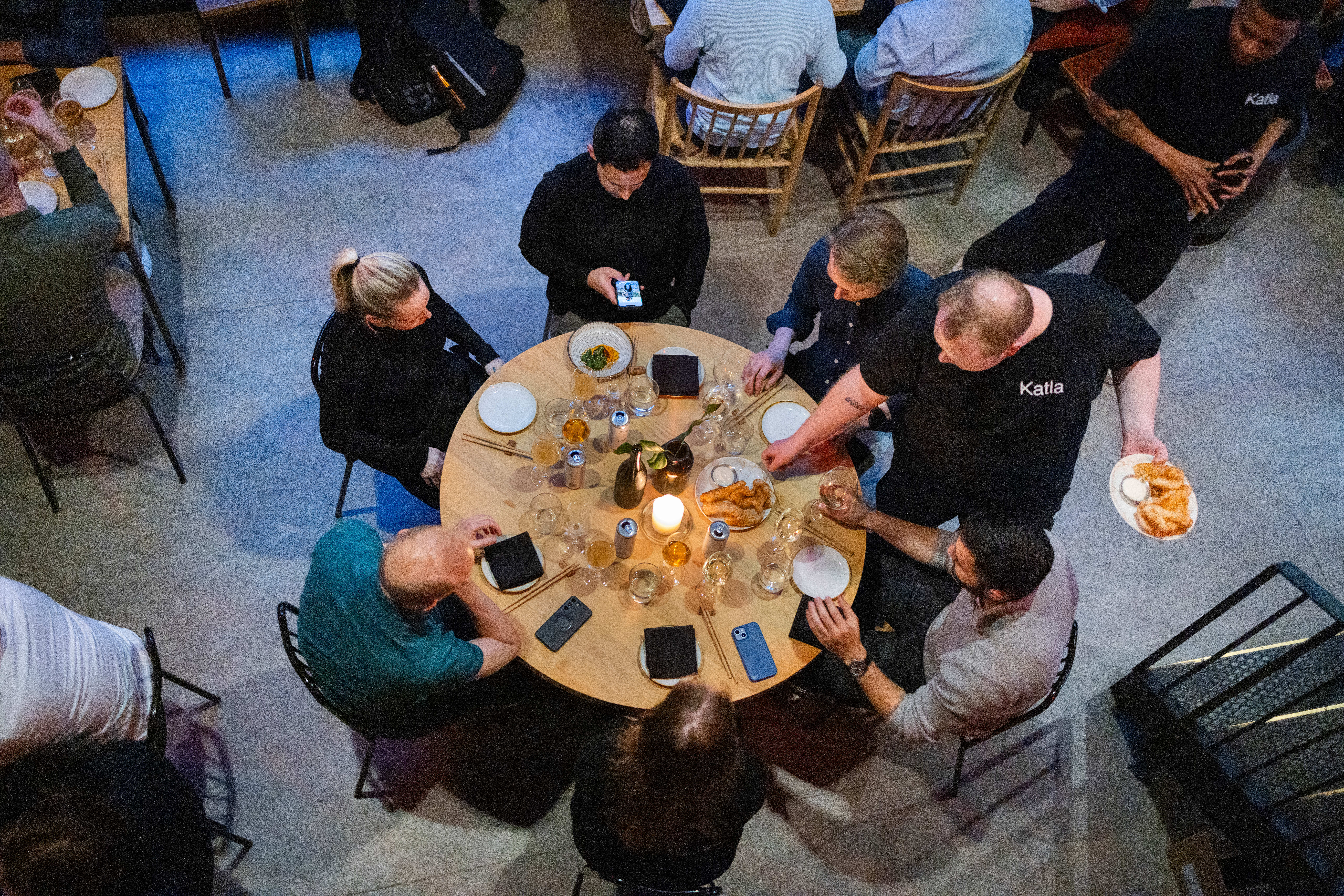 Lite er hyggeligere enn runde bord på restaurant. 