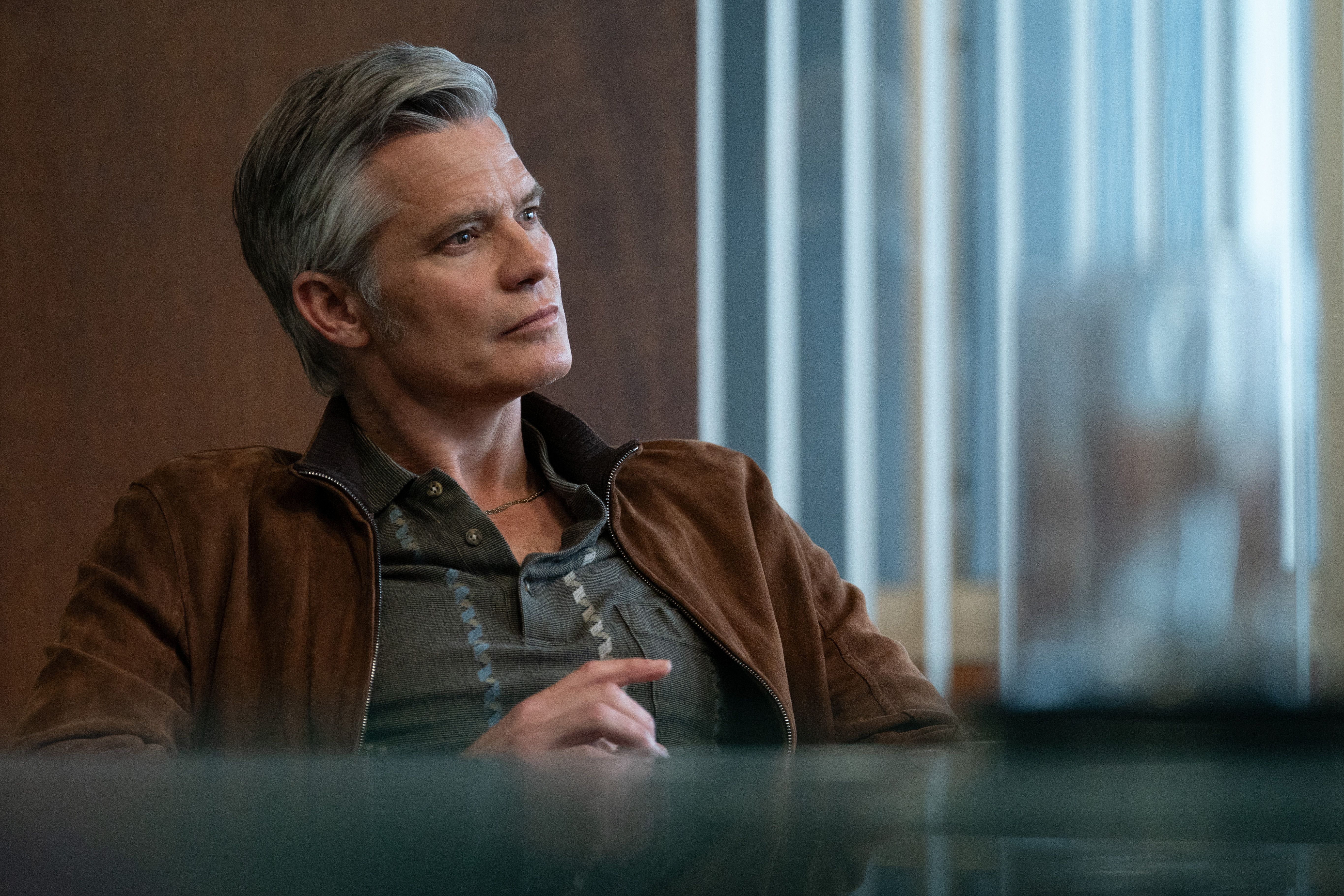 Timothy Olyphant er kjent for sine roller i blant annet «Justified» og «Deadwood». I «Lucky» spiller han en con man, en svindler som sikrer seg folks tillit og lurer dem trill rundt. Dette håndverket lærer han også til sin datter, Lucky.