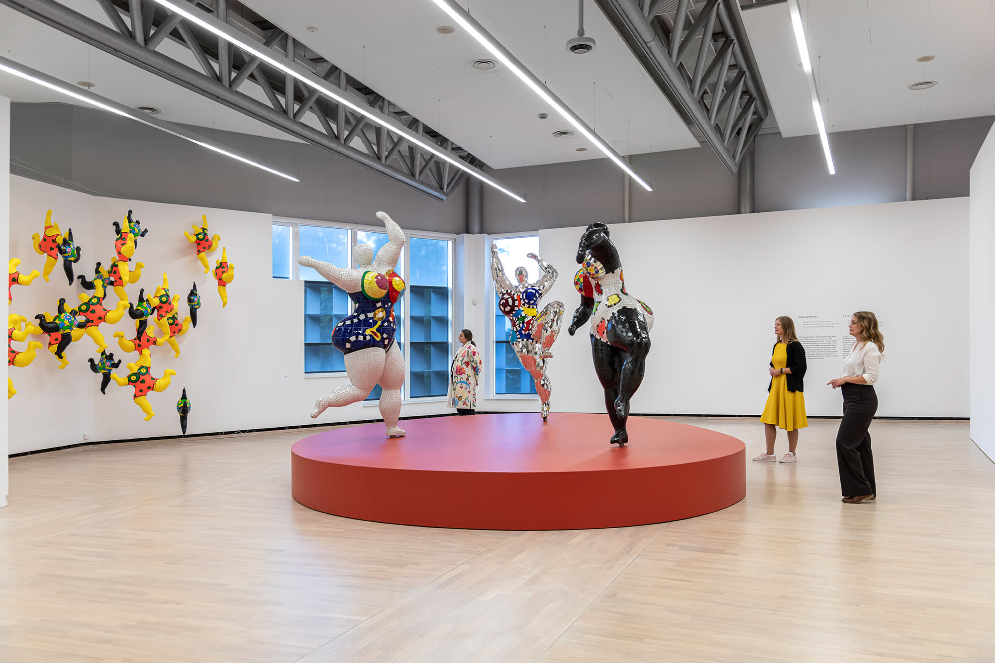 Niki de Saint Phalles store kvinneskulpturer er kjent for mange. På Henie Onstad lærer man raskt at kunstneren drev med mer enn som så.