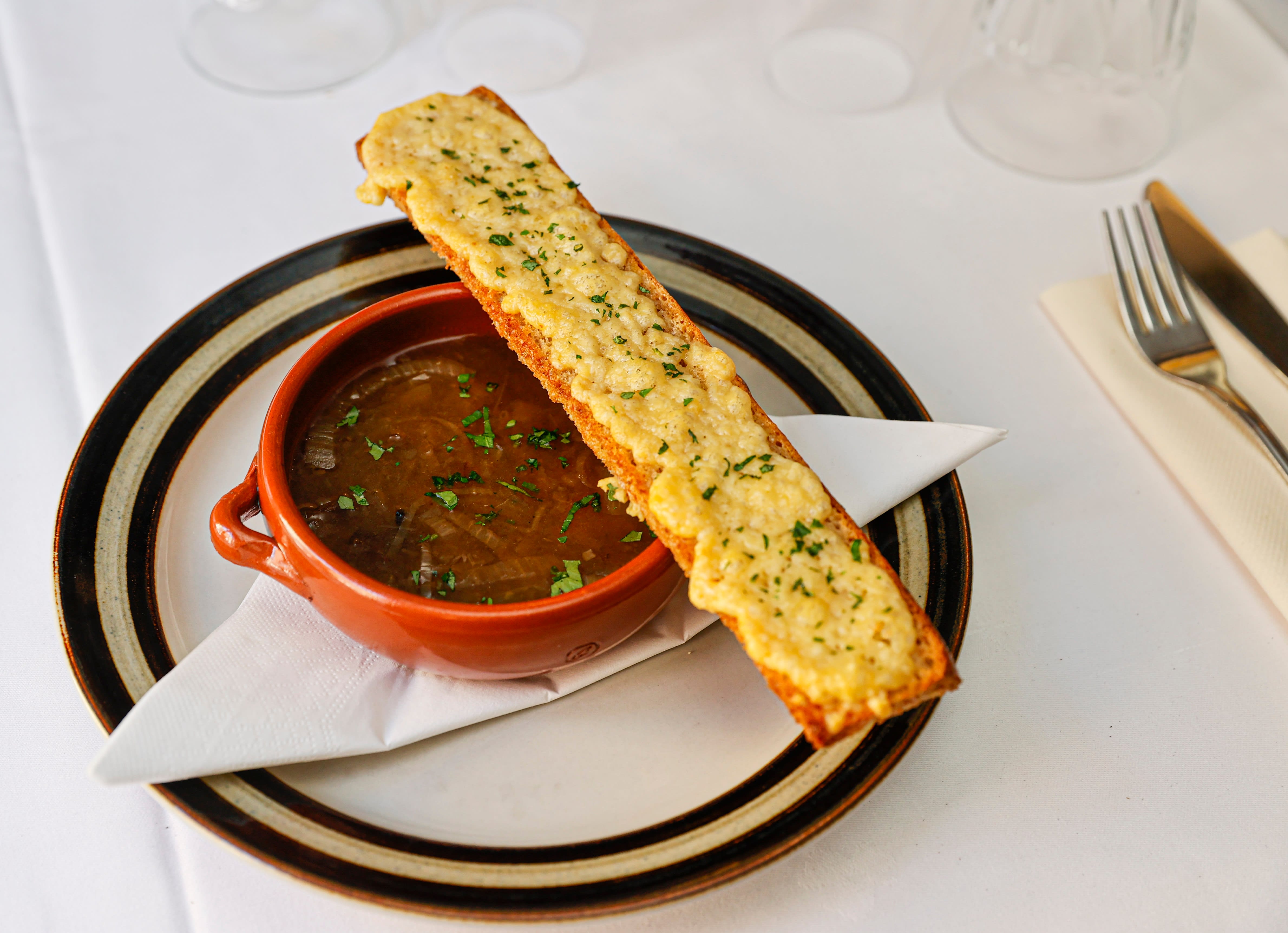 Løksuppen på L’Ardoise passer på en hustrig dag.