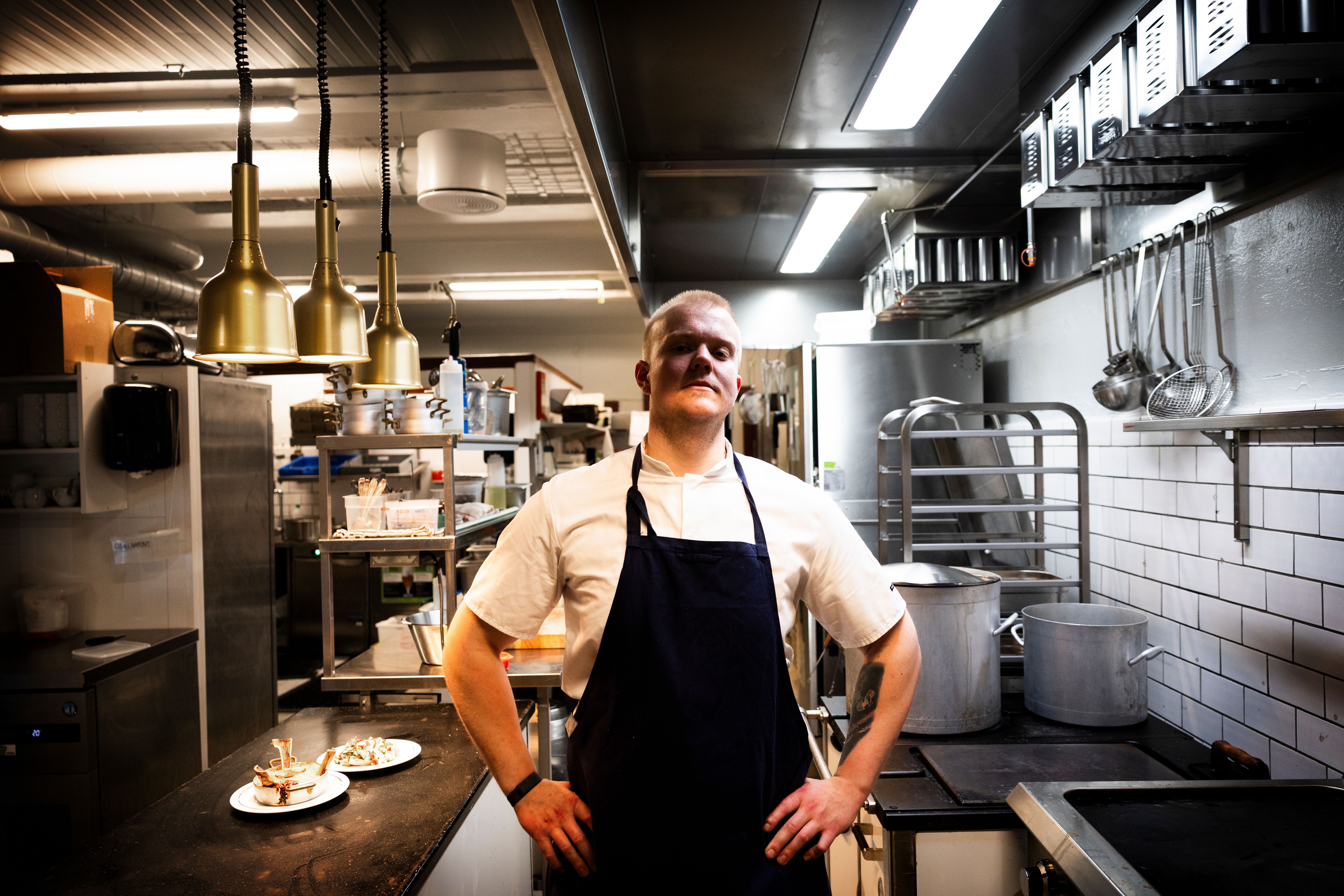 Restaurantsjef Simon Eriksson på Schrøder. De gleder seg til viltsesongen.