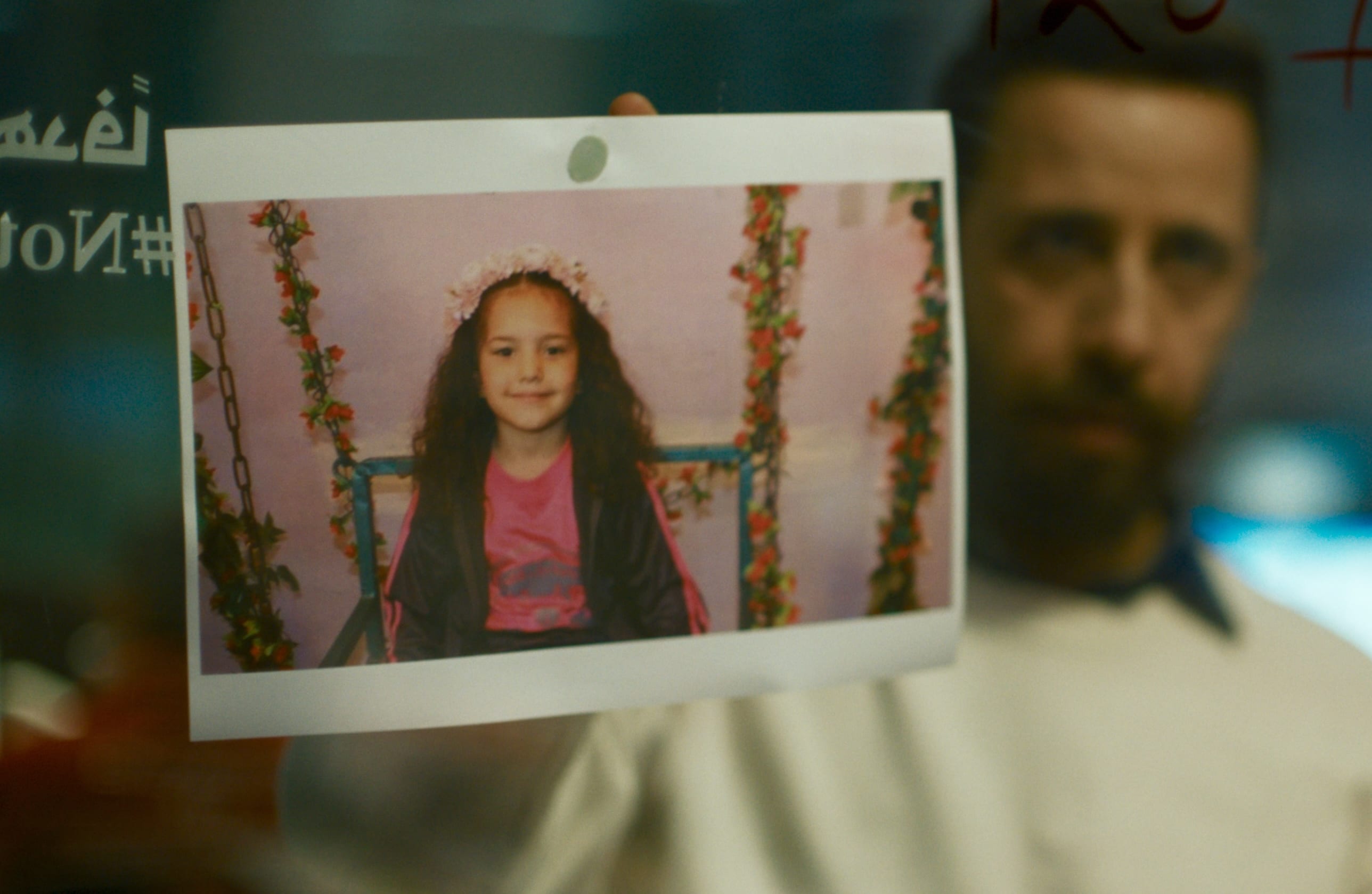 Veggene inne på kontoret er spekket med bilder av palestinere de ikke fikk reddet.