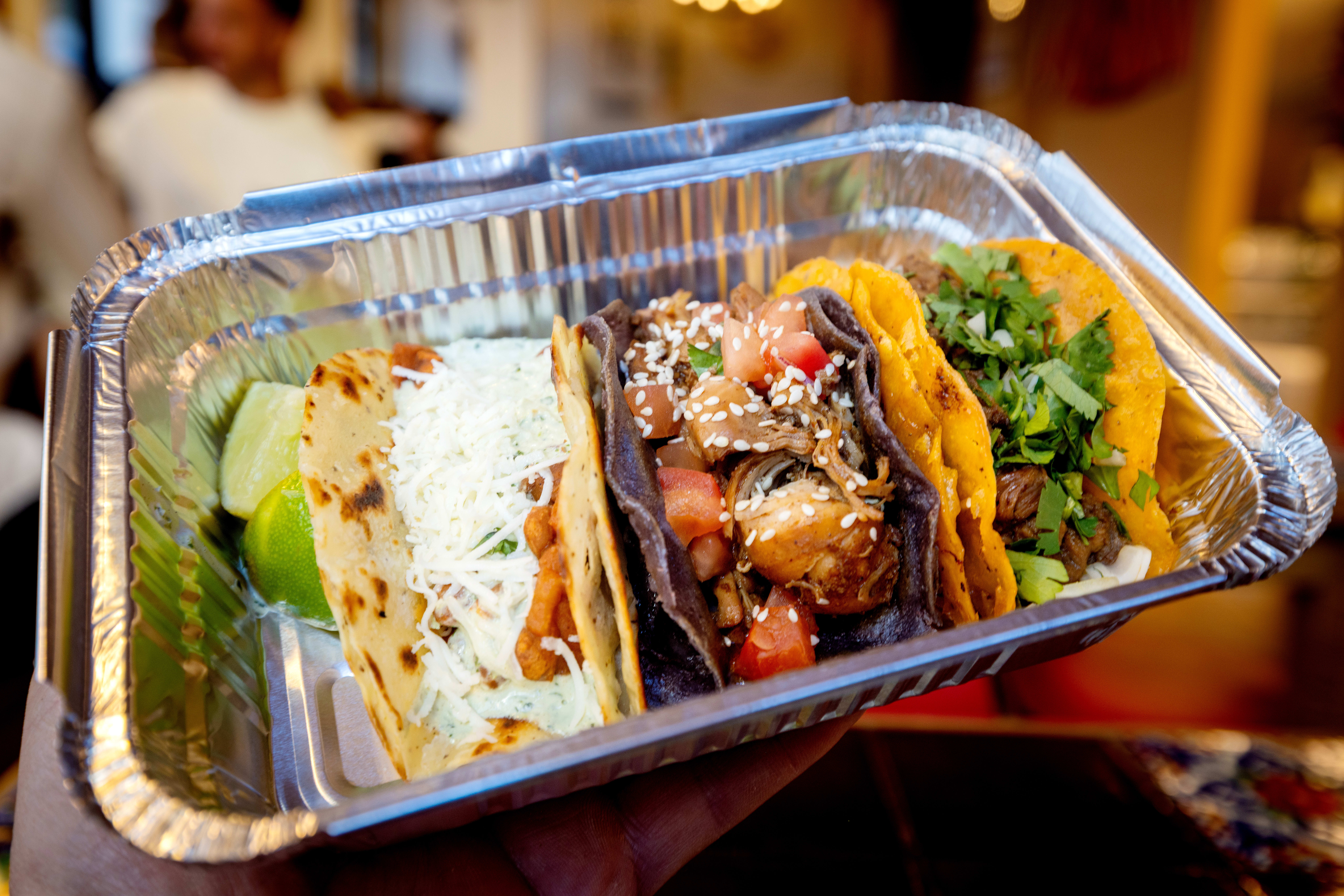 Bønnetaco (fra venstre), kylling og mole-taco og birria taco. Dette koster 185 kroner.