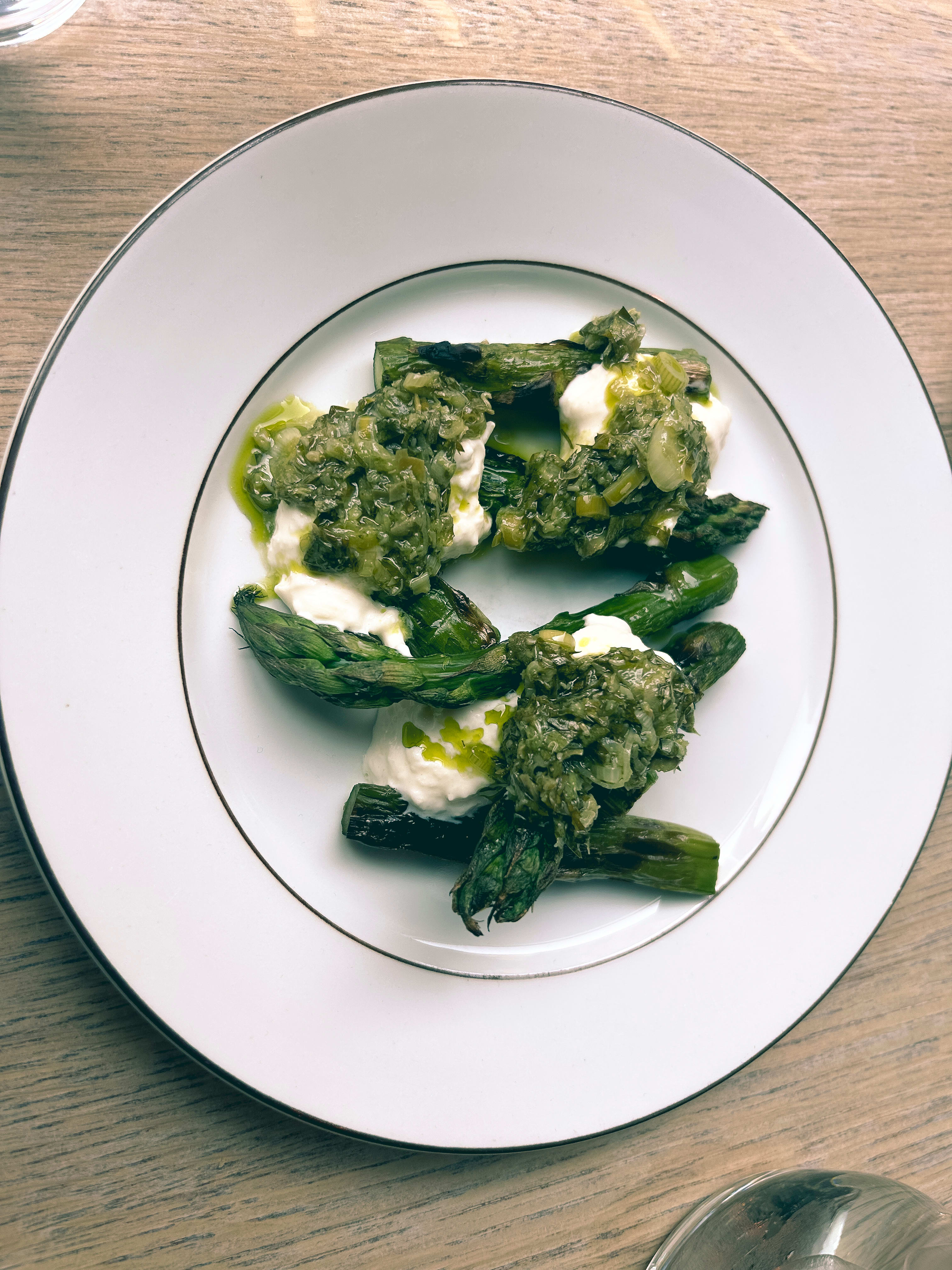 Asparges med stracciatella og en grønn, syrlig saus.