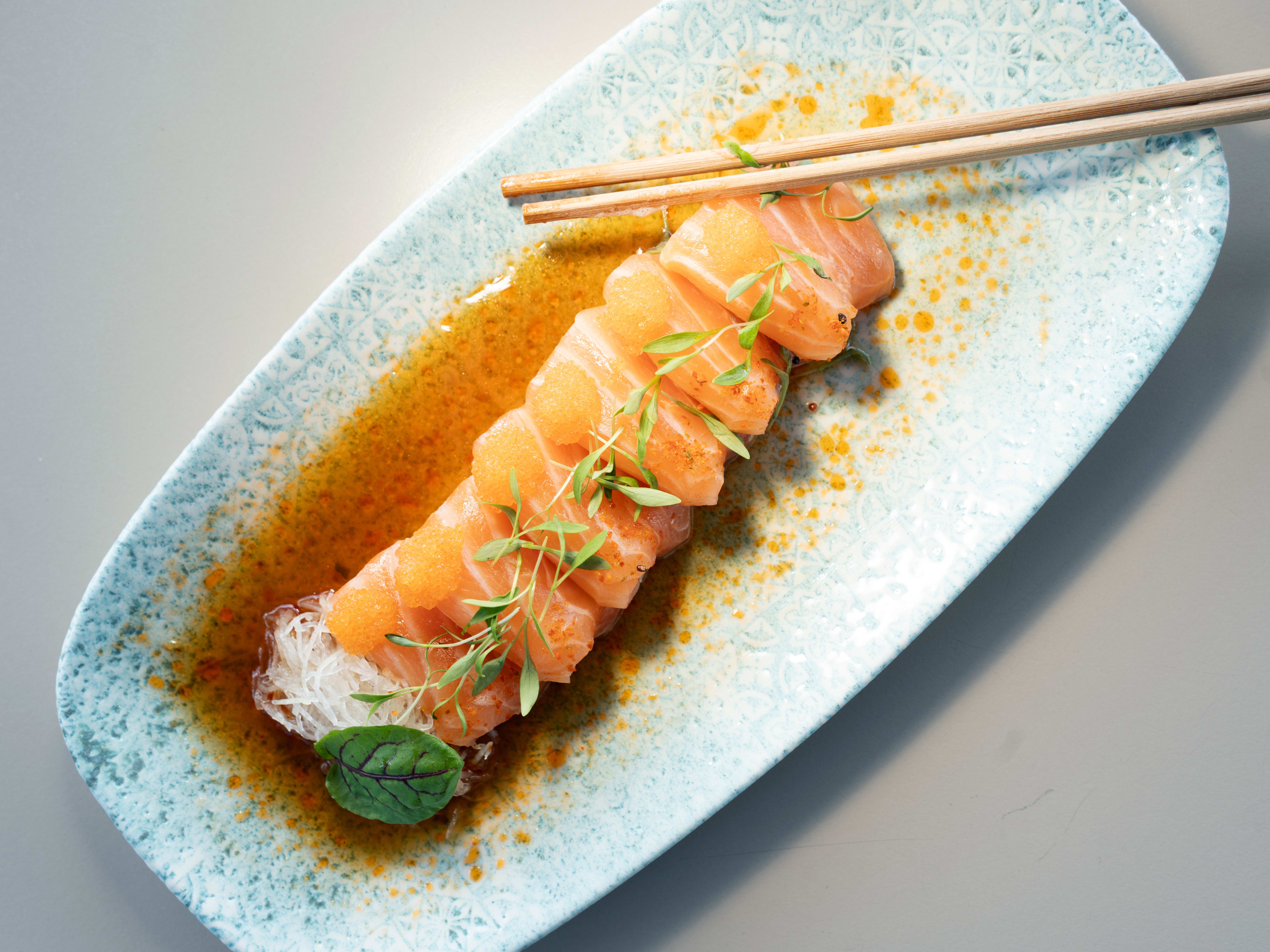 Mange fristende retter fra sushibaren.