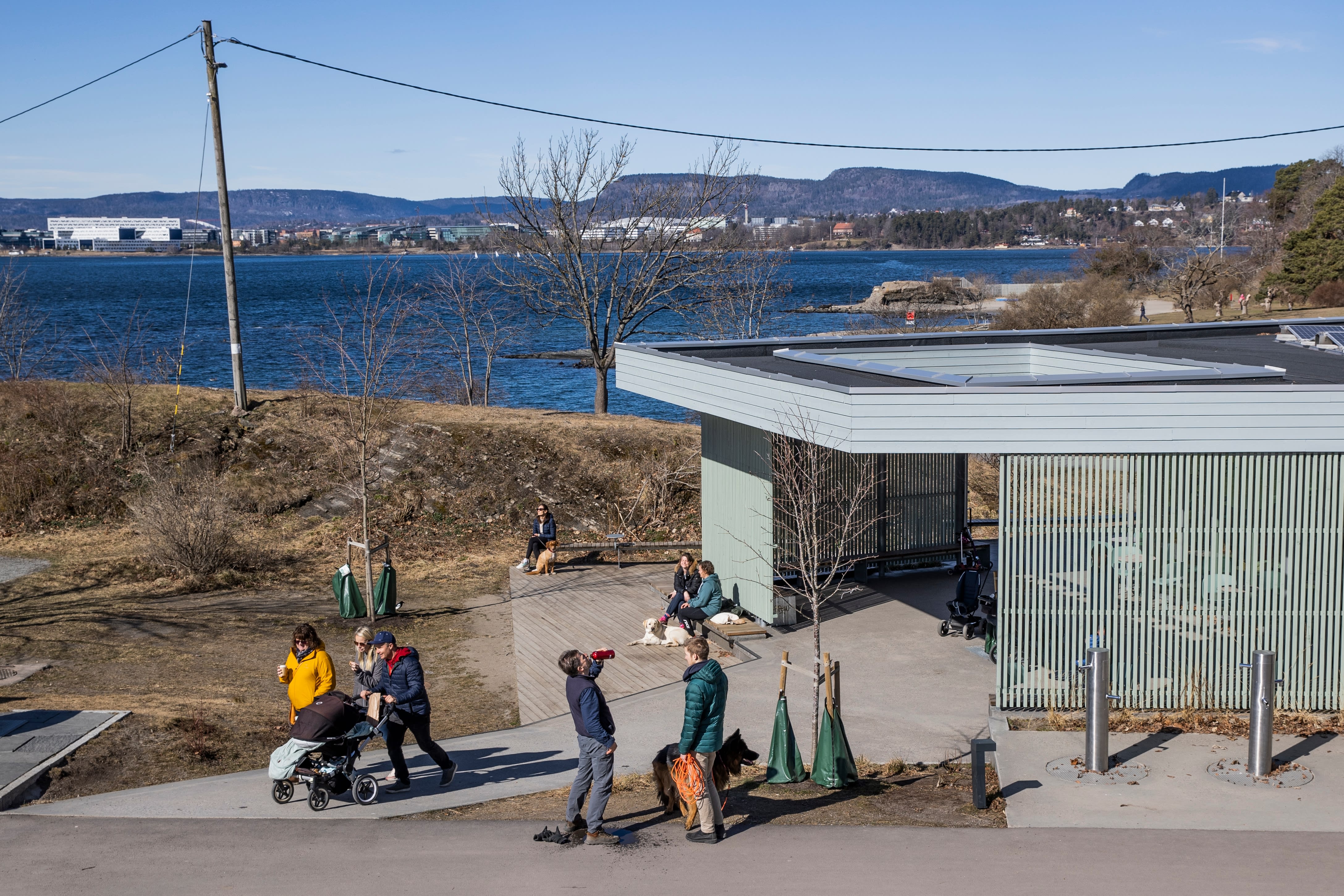 Kafébygget har kostet Oslo kommune 35 millioner kroner. Det sto ferdig på våren 2021. Kafeen har fått navnet Paahuk og har vært åpen siden sensommeren i fjor.