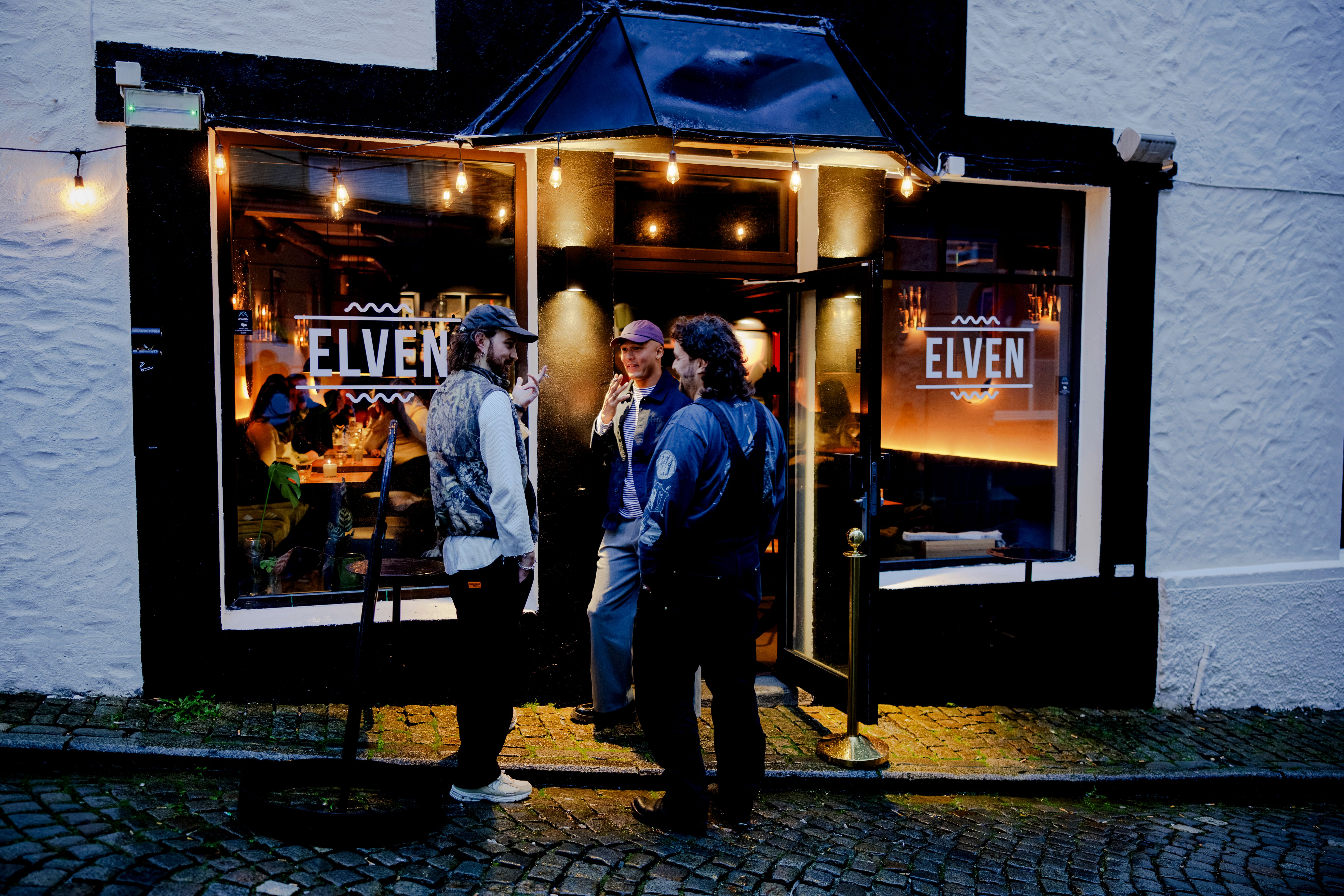 Elven er den beste cocktailbaren i byen, ifølge trioen.
