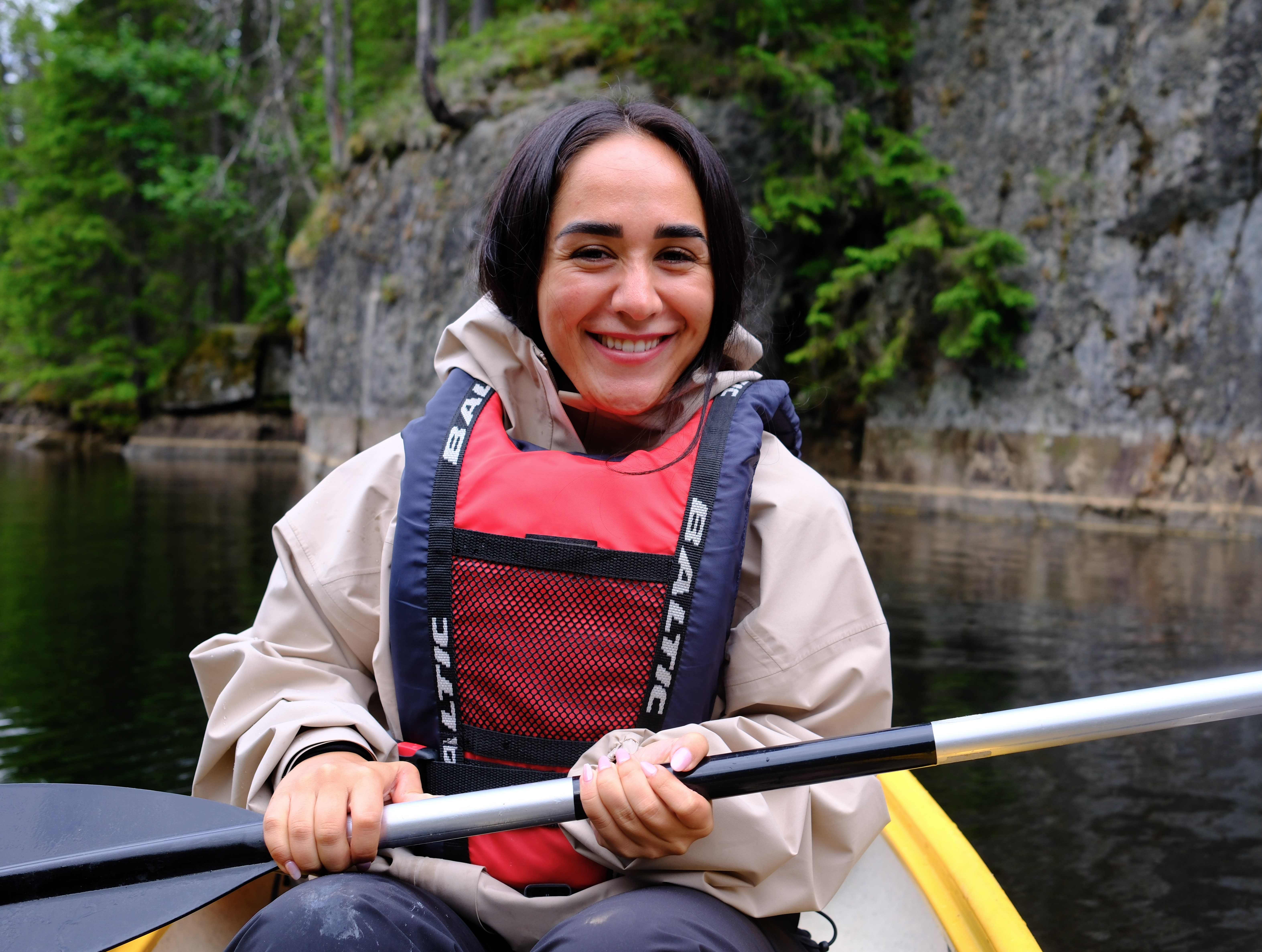 Artist Amanda Delara var gjest i talkshowet «Lindmo» i 2020. Det mimrer hun og Anne Lindmo om i «Frifot». 