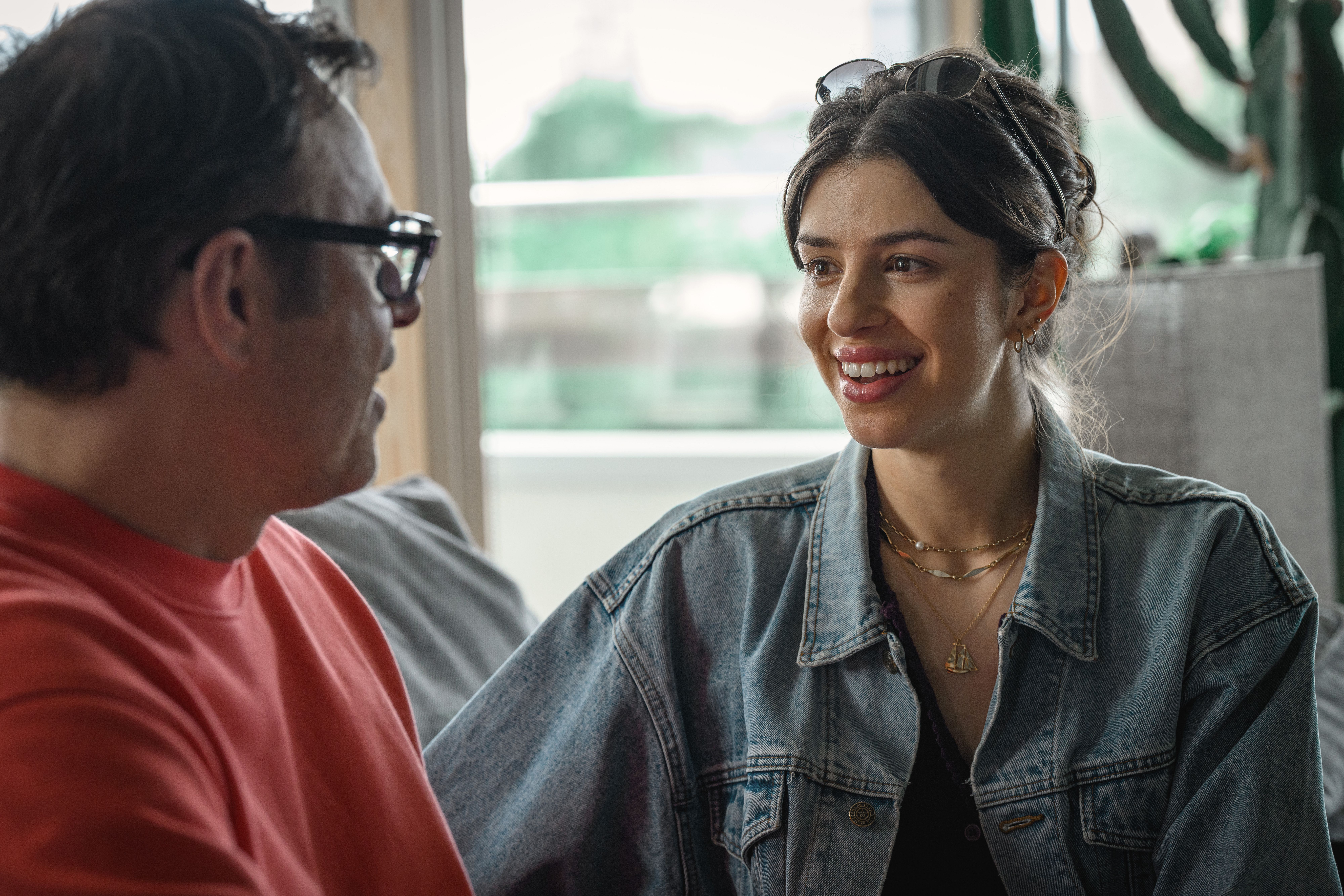 Steve (Jemaine Clement) innleder et forhold til den mye yngre Izzy (Yali Topol Margalith).