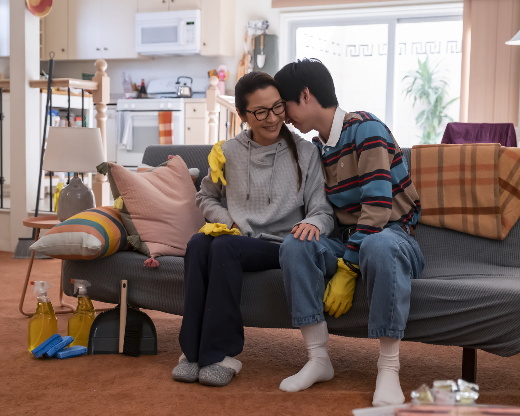 Gudene vandrer blant oss og sliter med å skru sammen Ikea-møbler: Gudinnen Guanyin (Michelle Yeoh) og Wei-Chen (Jimmy Liu).