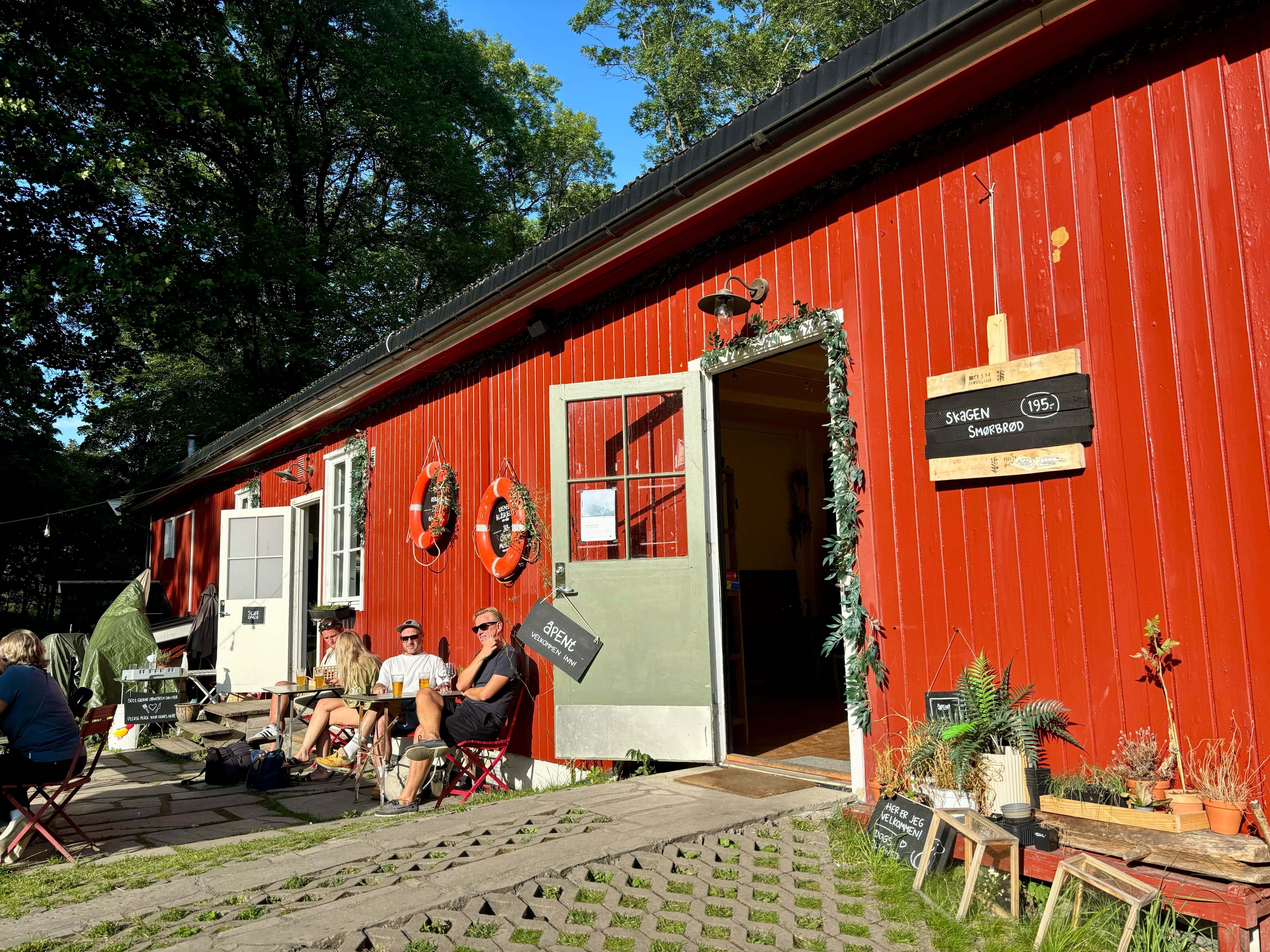 Uteserveringen har kveldssol og er en av Oslos hyggeligste. 