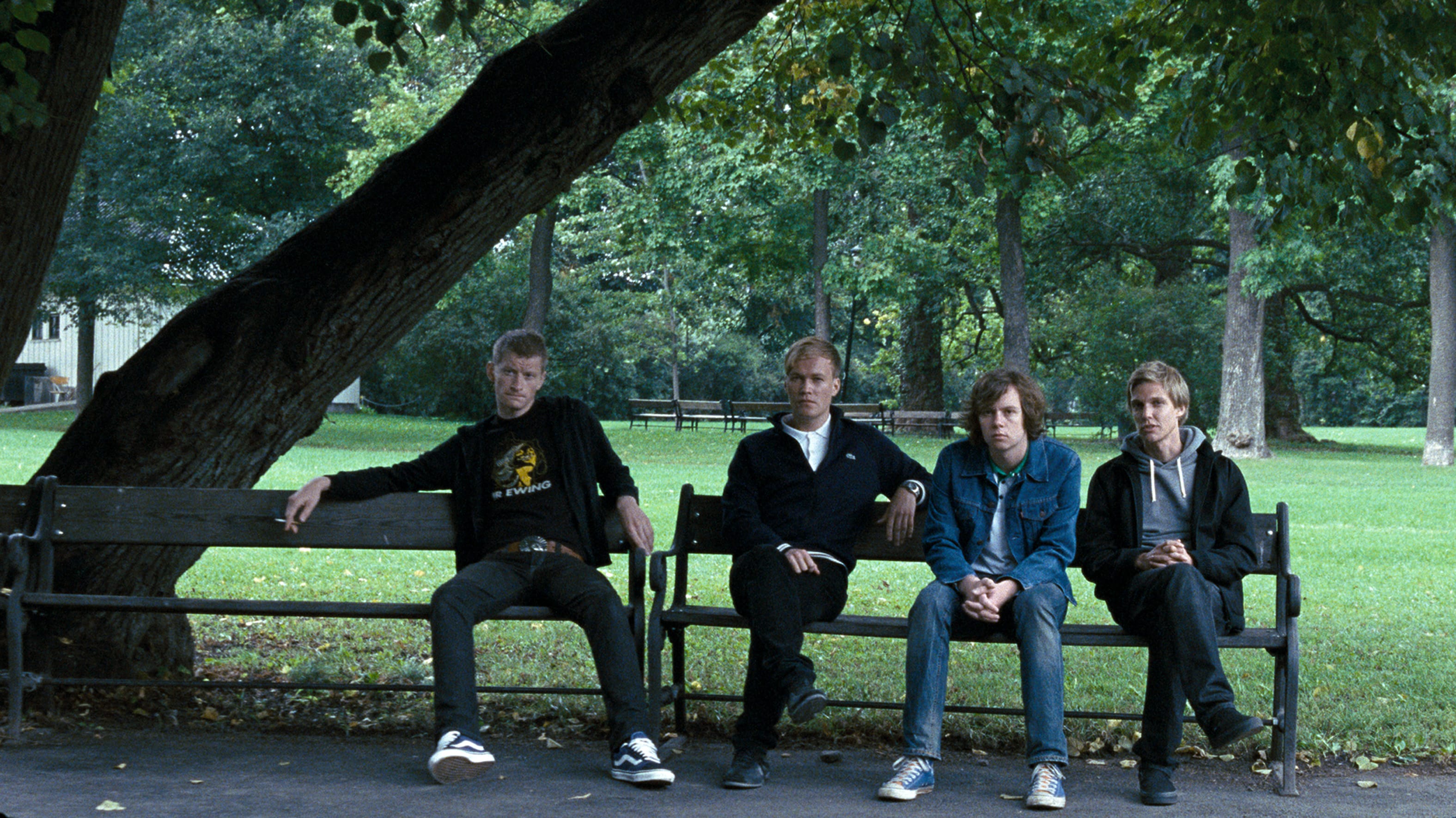 Vennegjengen sitter i Frognerparken i «Reprise».