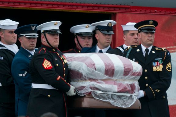  Tusenvis fulgte George H.W. Bush til graven 