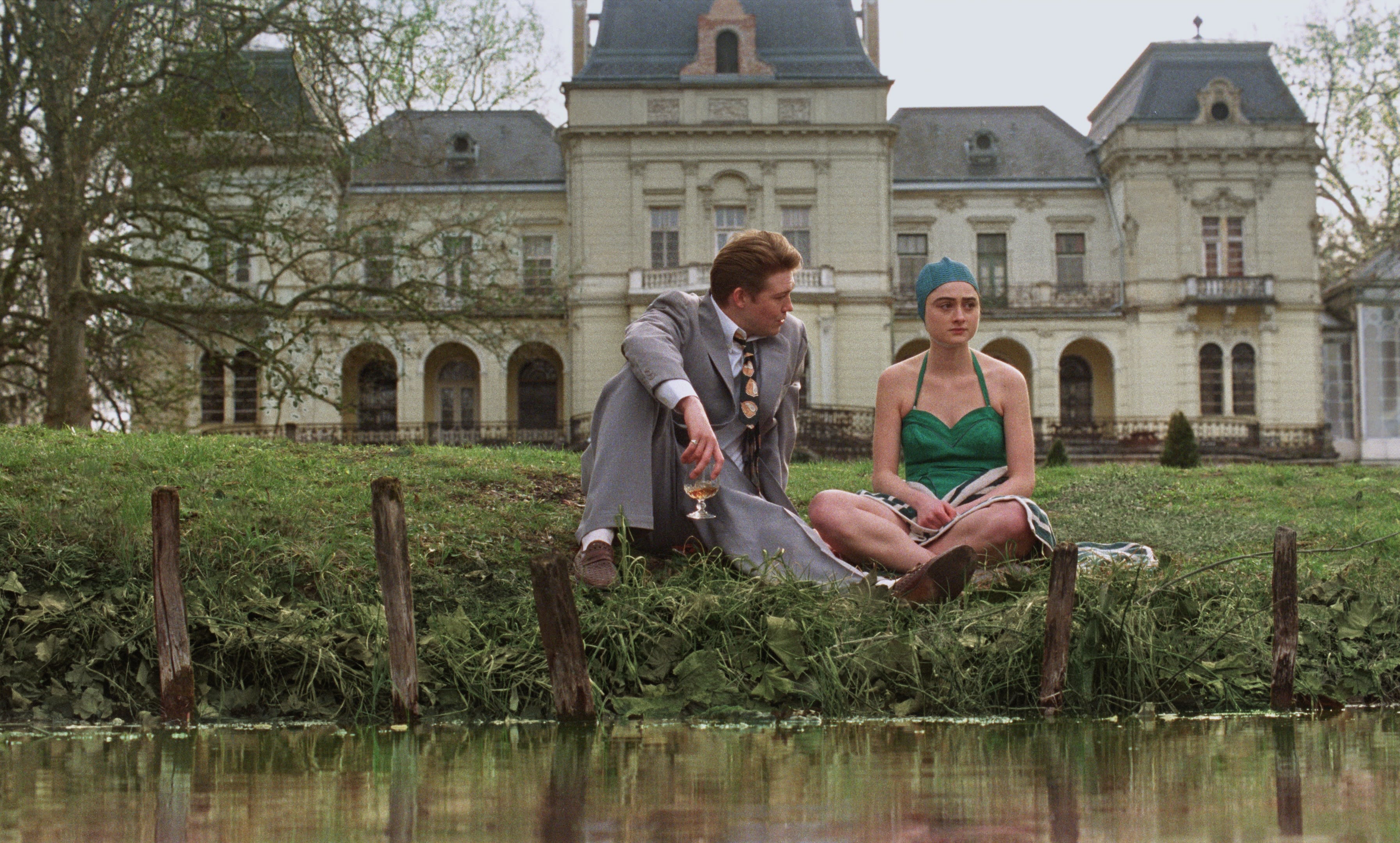 Harry (Joe Alwyn) jobber for sin rike far. Han ønsker å bli kjent med arkitektens tause niese, Zsófia (Raffey Cassidy). 