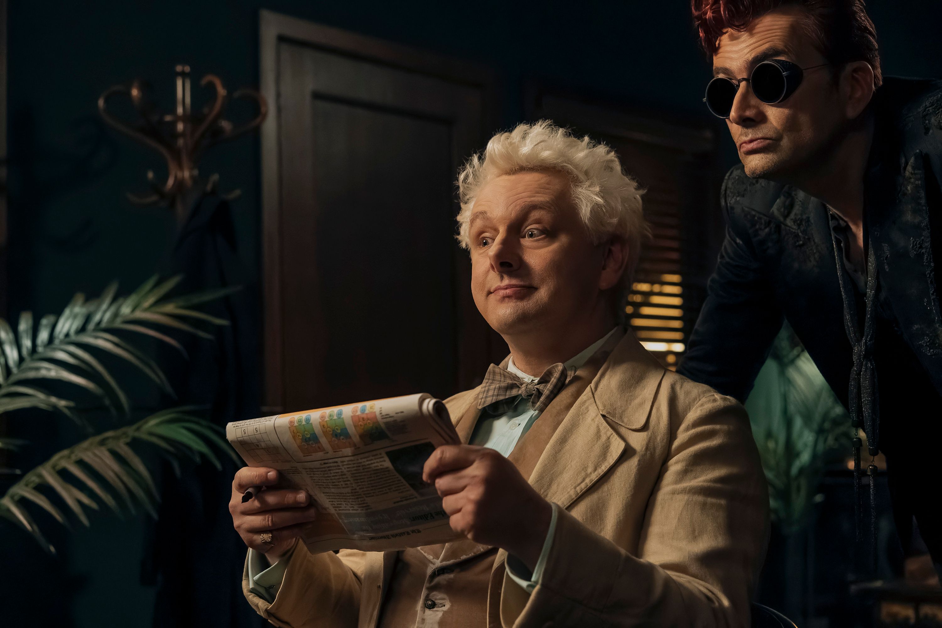 Må dommedag være så trist, da? Engelen Aziraphale (Michael Sheen) og demonen Crowley (David Tennant) lurer.