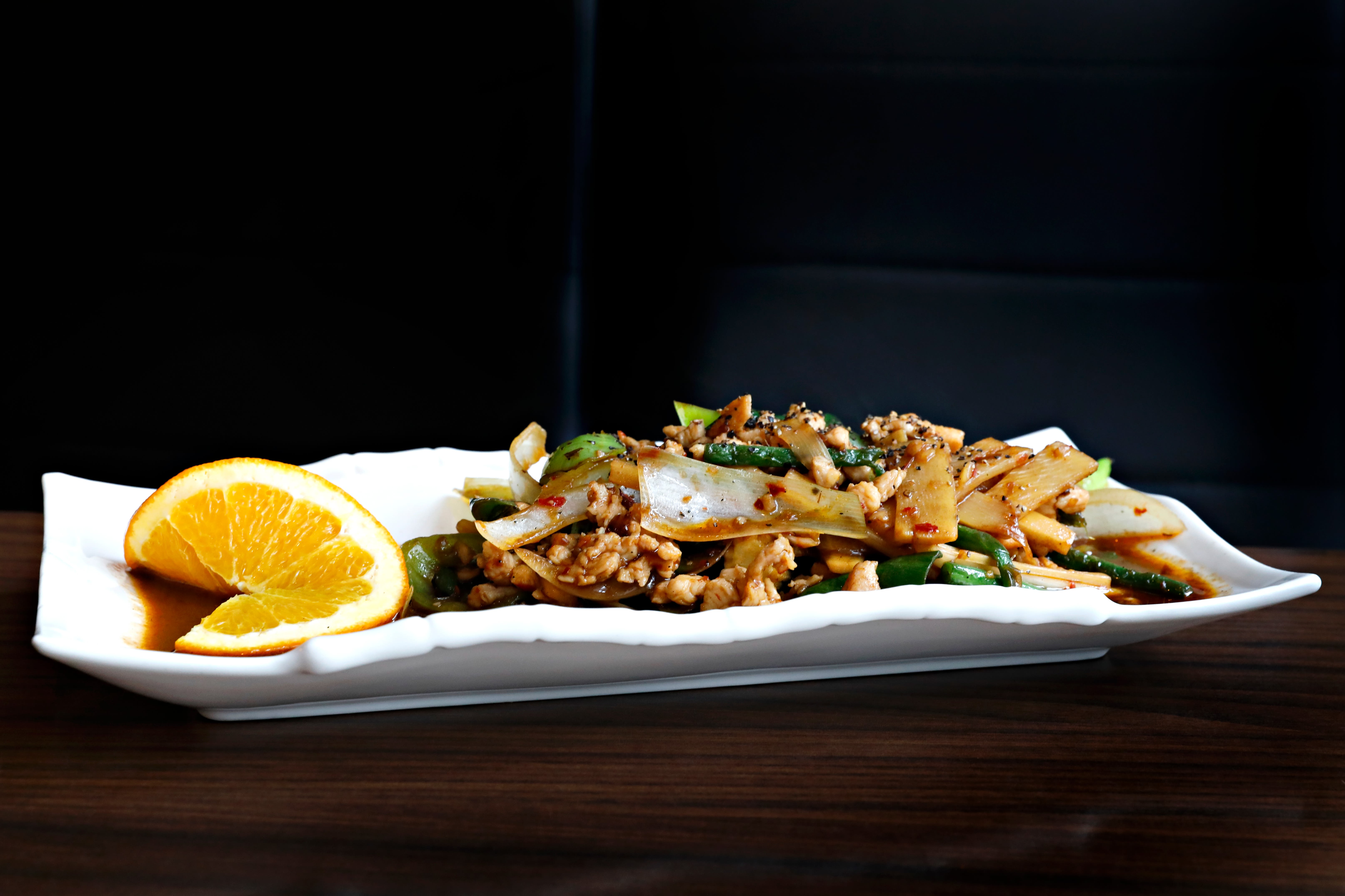 Kylling med chili og østerssaus, ikke så sterk som menyen antydet, men saftig og aromatisk.