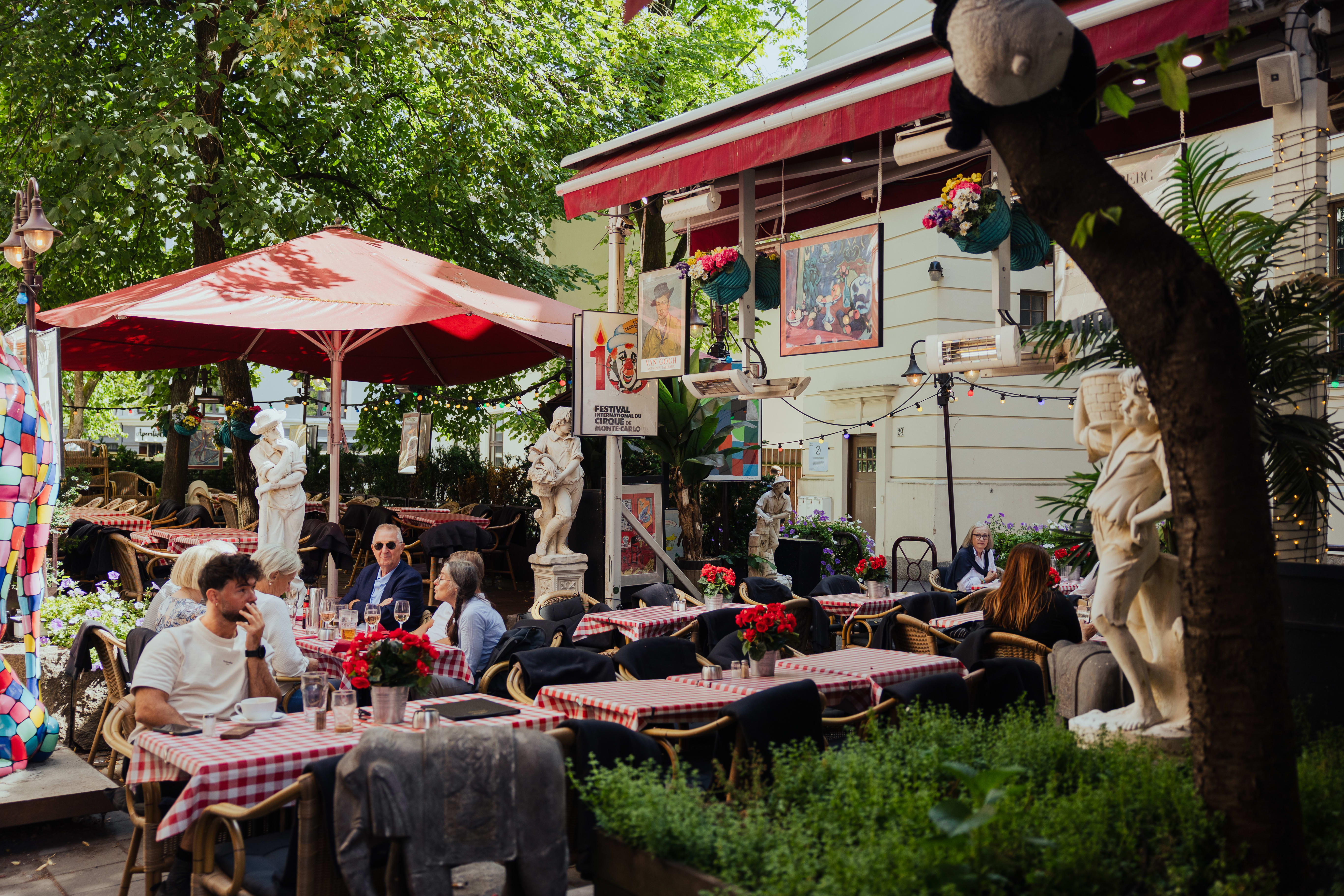 Herfra er det kort vei til Slottsparken og garde-titting!