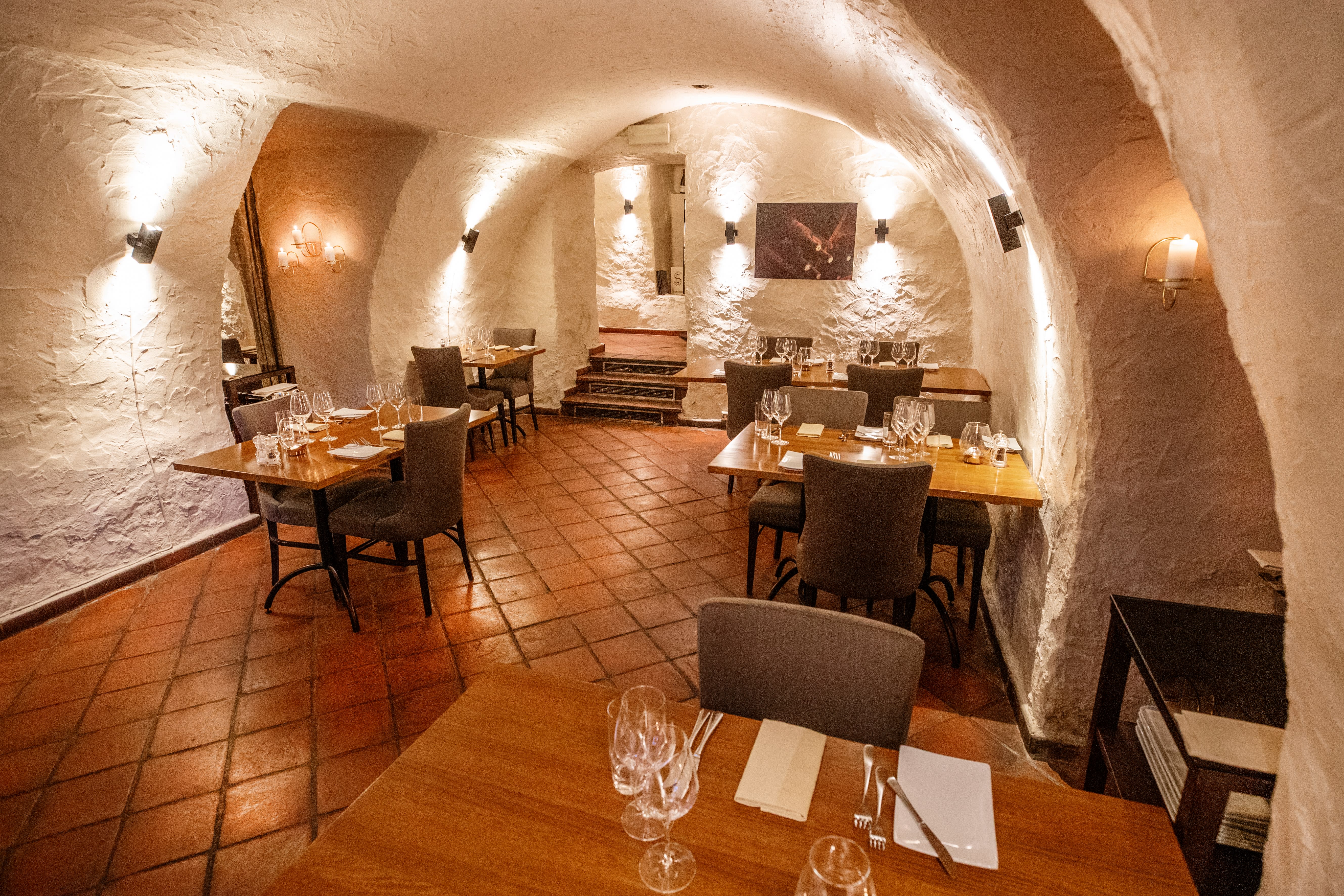 Uformelt, men elegant i Statholderens mat- og vinkjeller.