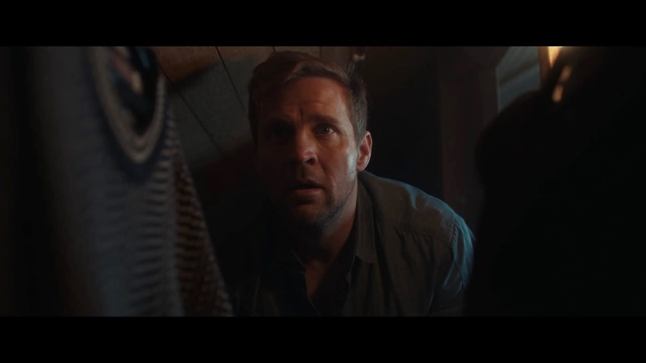 Tobias Santelmann spiller ektemannen som prøver å holde familien samlet.