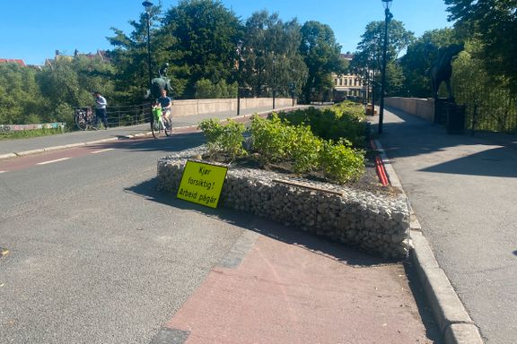 Byrådet vil gjøre det «bedre for syklende» – sperret sykkelfelt med steinkasser