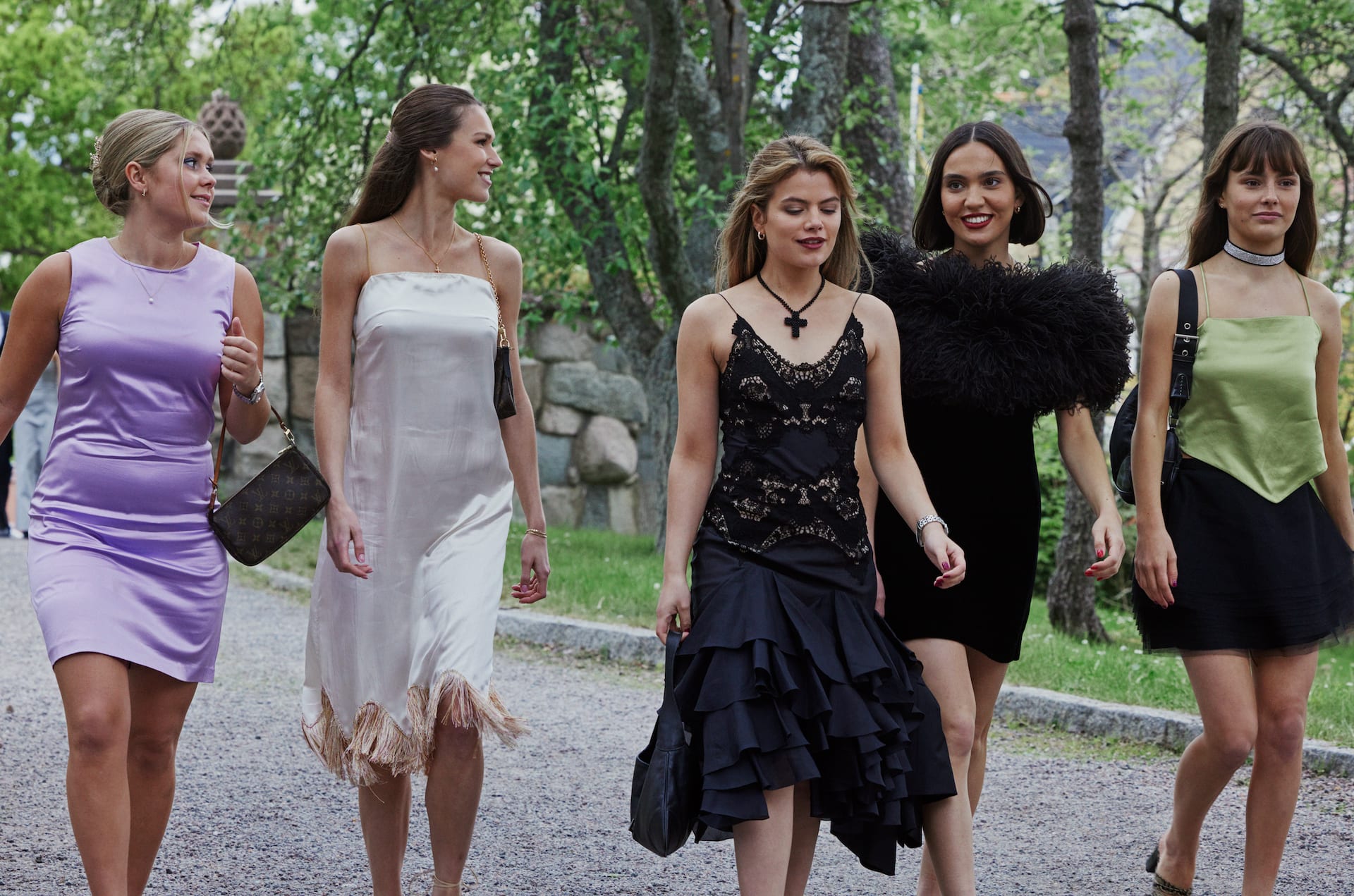 Ranere på natten. Festjenter på dagen. Tea Stjärne, Tindra Monsen, Alva Bratt, Sarah Gustafsson og Sandra Zubovic spiller godt sammen som «Barracuda Queens» på Netflix