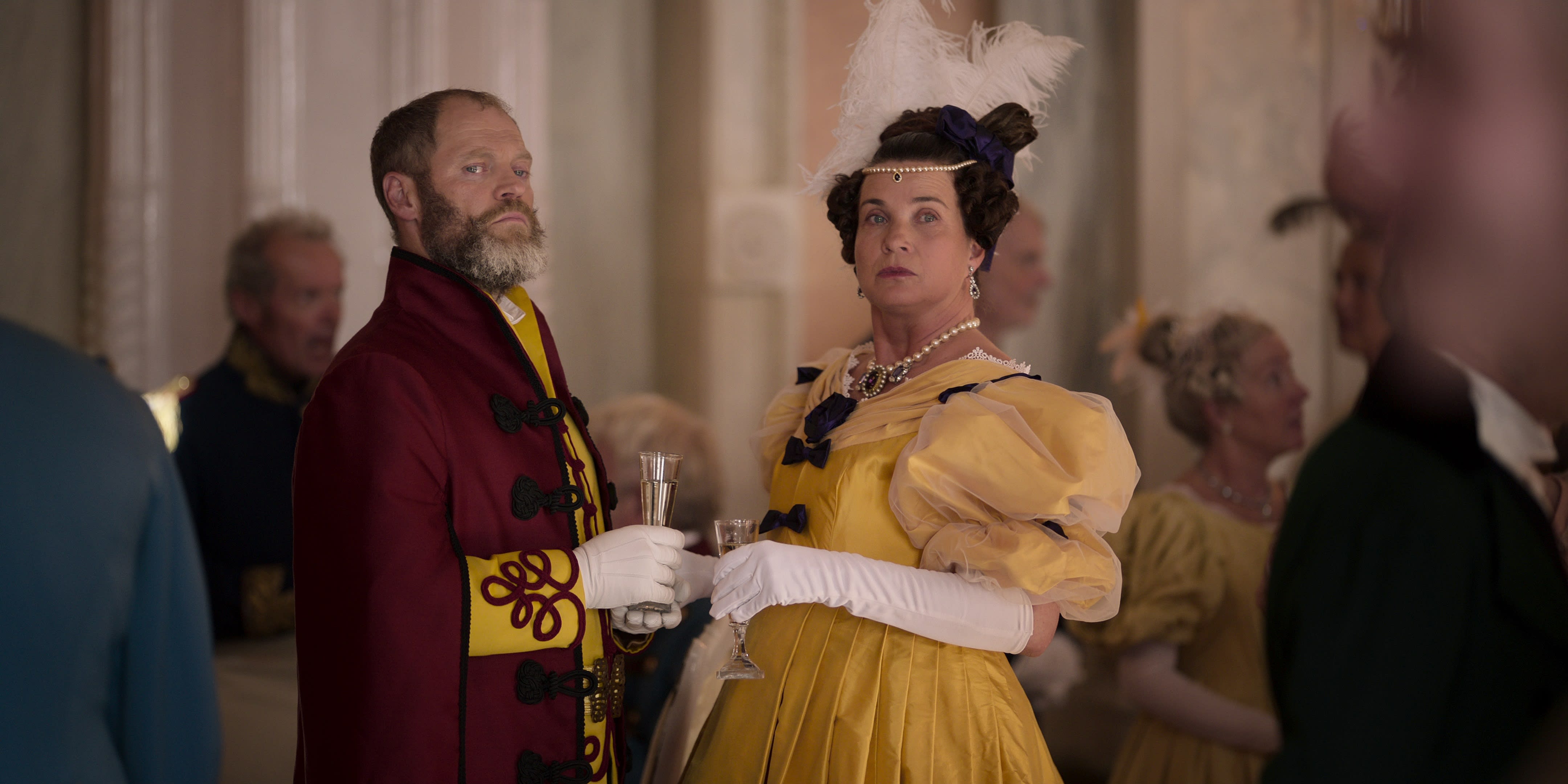 Marbod (Jacob Lohmann) og Orysla (Sara-Marie Maltha) lurer fælt på hva som foregår i kulissene.