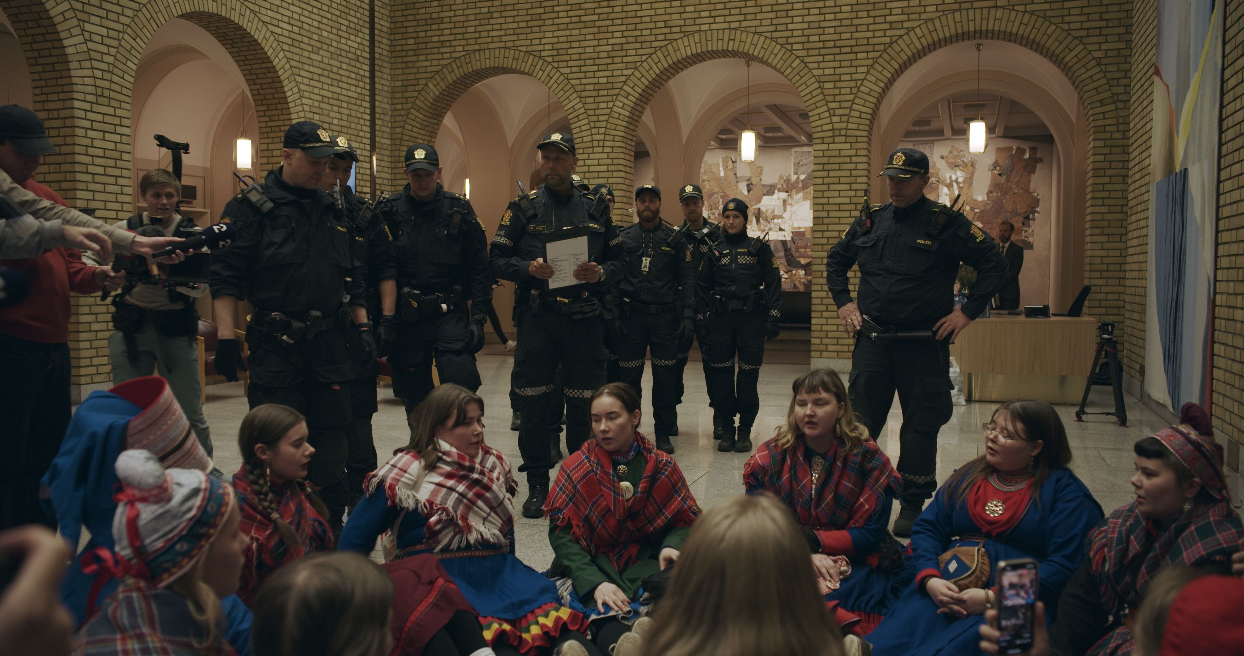Mens reinsamene på Fosen kjempet mot staten i rettssalene, fikk de støtte fra demonstranter. Aktivister okkuperte Olje- og energidepartementet og Stortinget i protest, men ble fjernet av politiet.