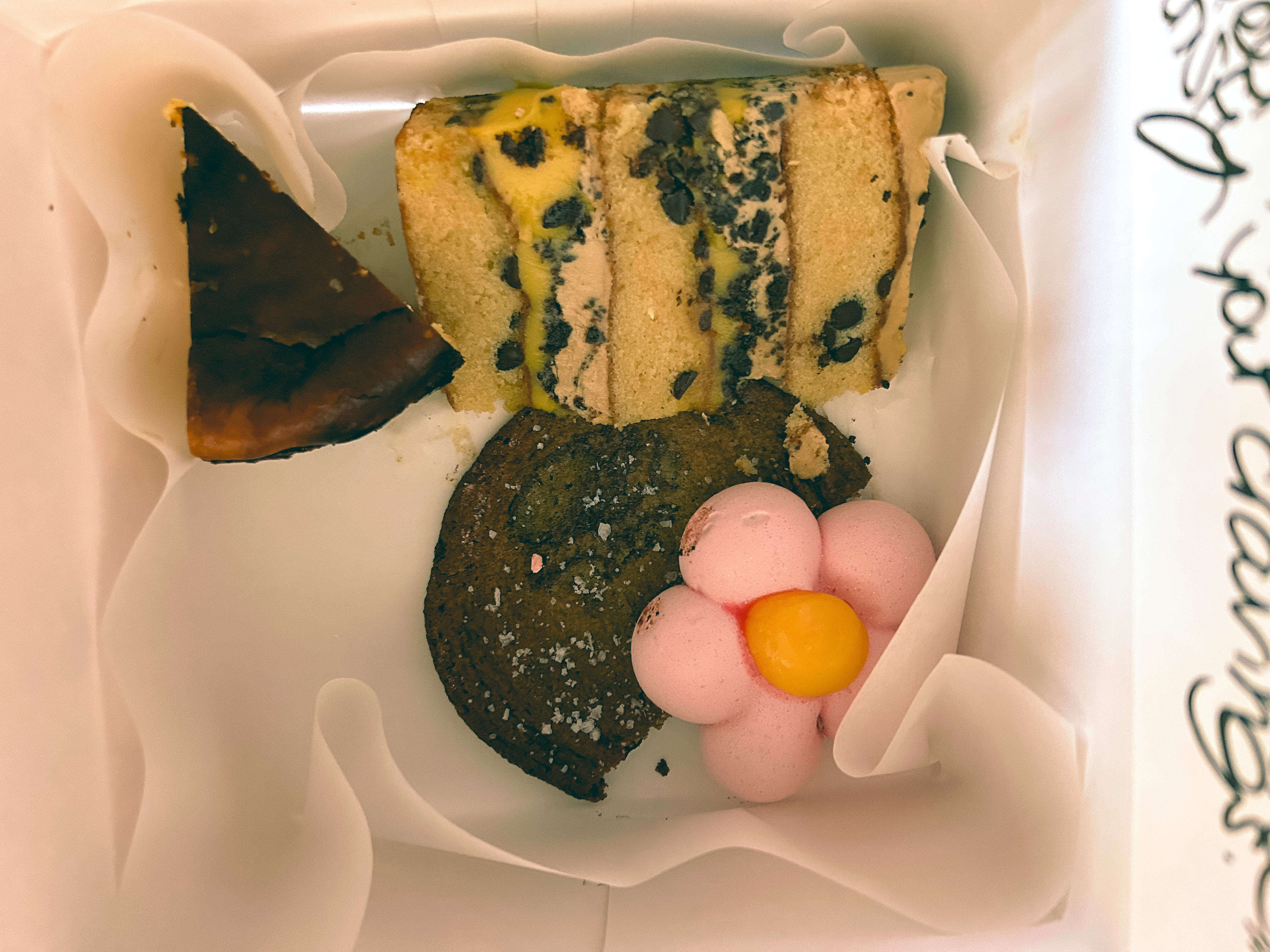 Assorted cake box var fylt med baskisk ostekake, pasjonsfrukt- og sjokoladekake, marengs og sjokoladekjeks med miso.