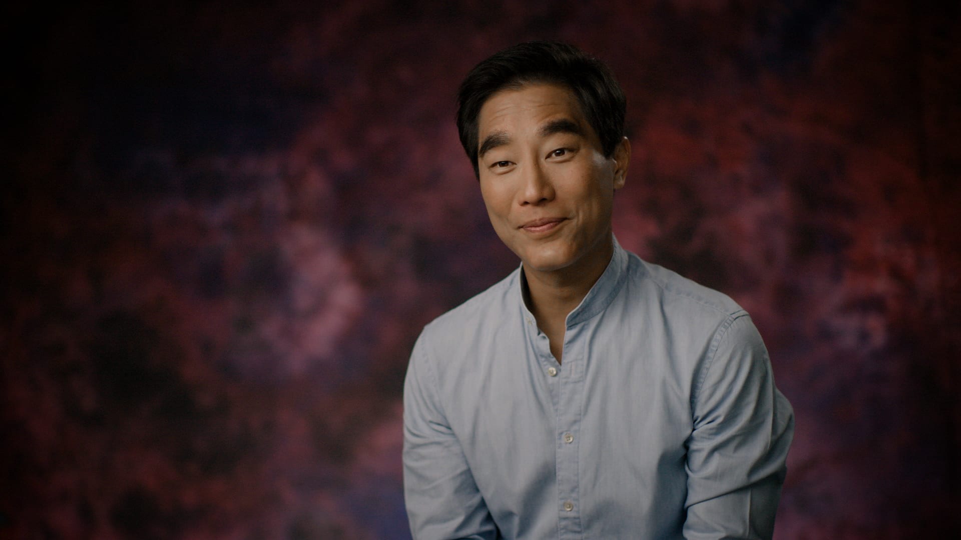 En rekke kjendiser og politikere snakker ut om egne erfaringer i «Ut». Programleder Fredrik Solvang er en av dem.