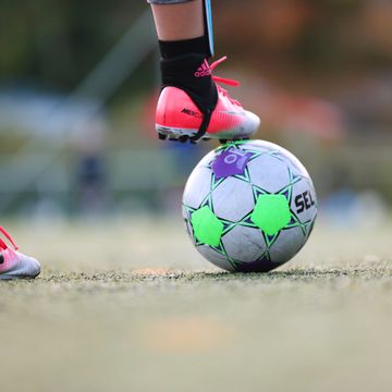 Forskningsrapport: «Herresko» gir økt skaderisiko i kvinnefotballen