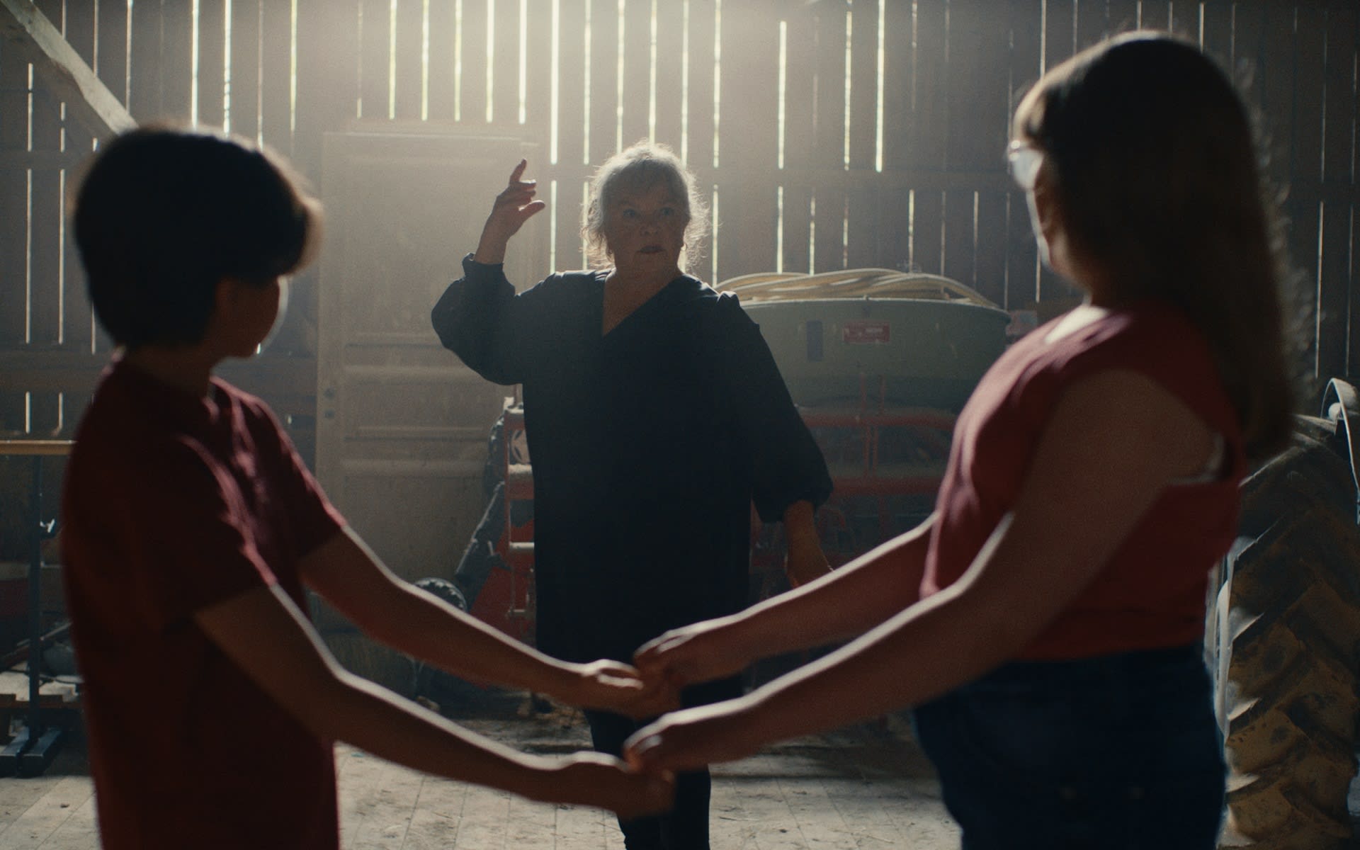 Anne Marit Jacobsen prøver å lære de to nerdene å danse (Sturla Puran Harbitz og Liv Elvira Kippersund Larsson).