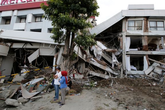 Livstegn under rester av jordskjelvrammet hotell i Indonesia 