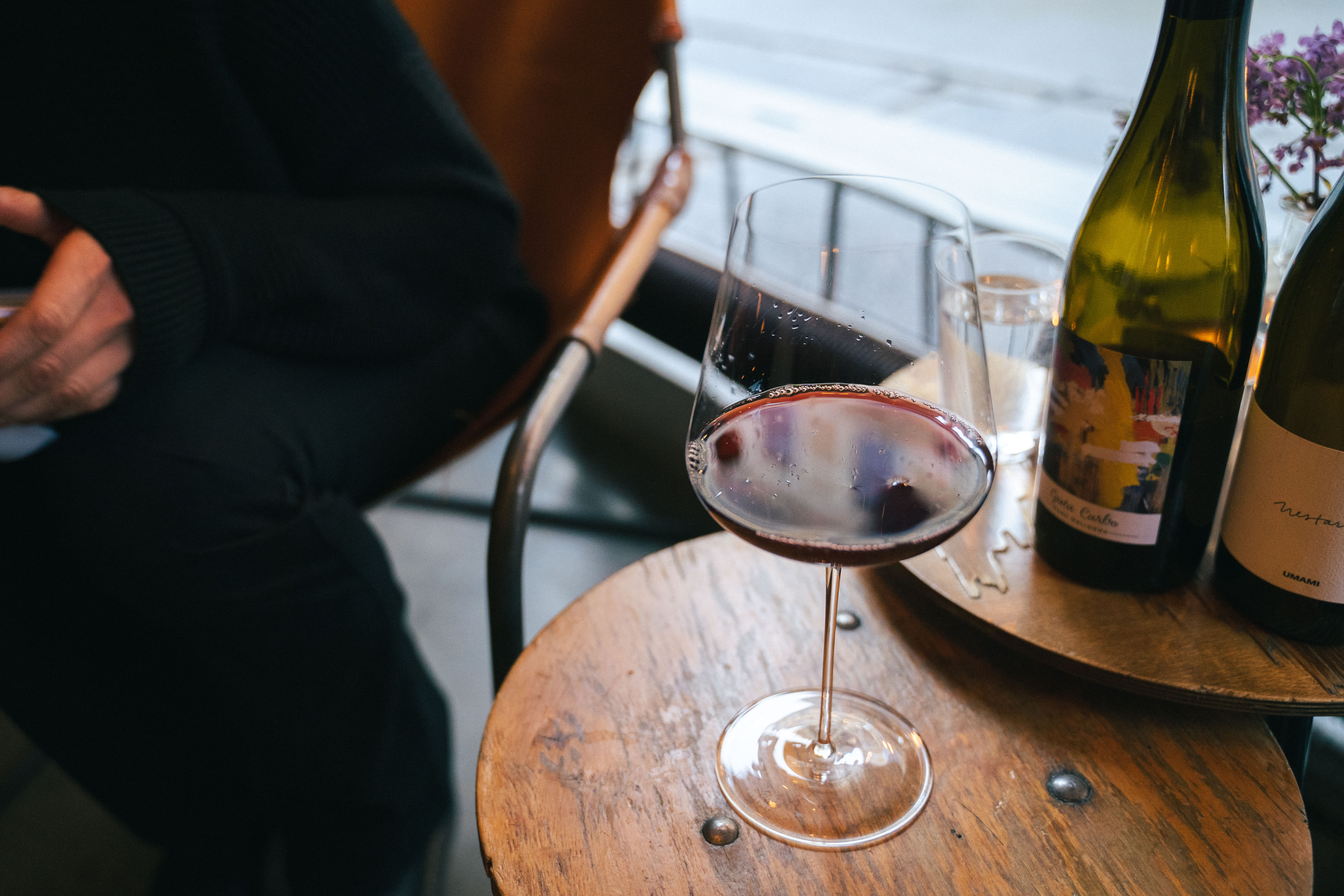 Sara Johansson plukker ut to viner på kartet som hun liker godt. Den ene er fra Beaujolais i Frankrike, den andre fra Tsjekkia.