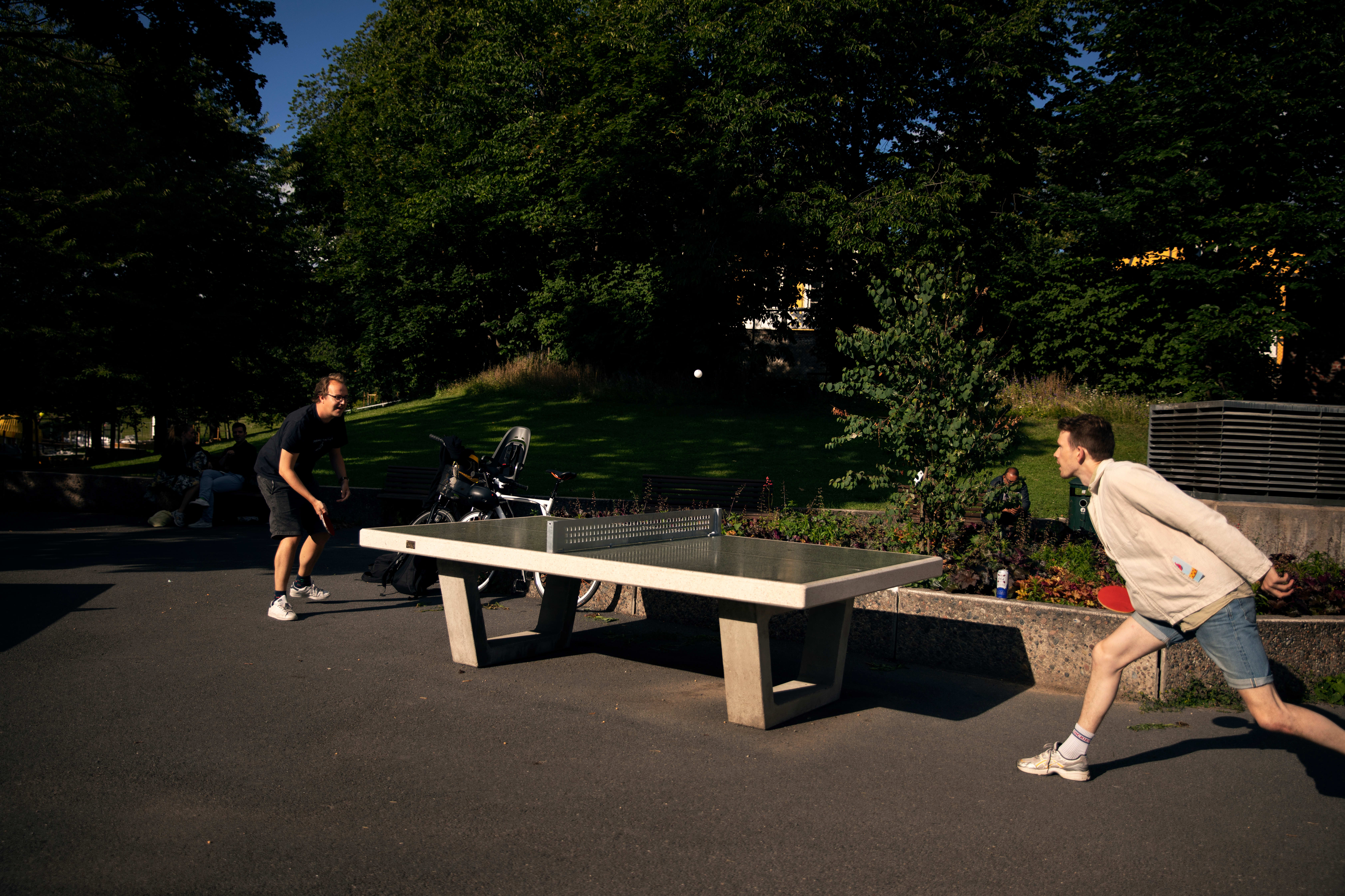 Eksakt det samme bordet står der i dag også, men du må nok droppe kortbuksen. 