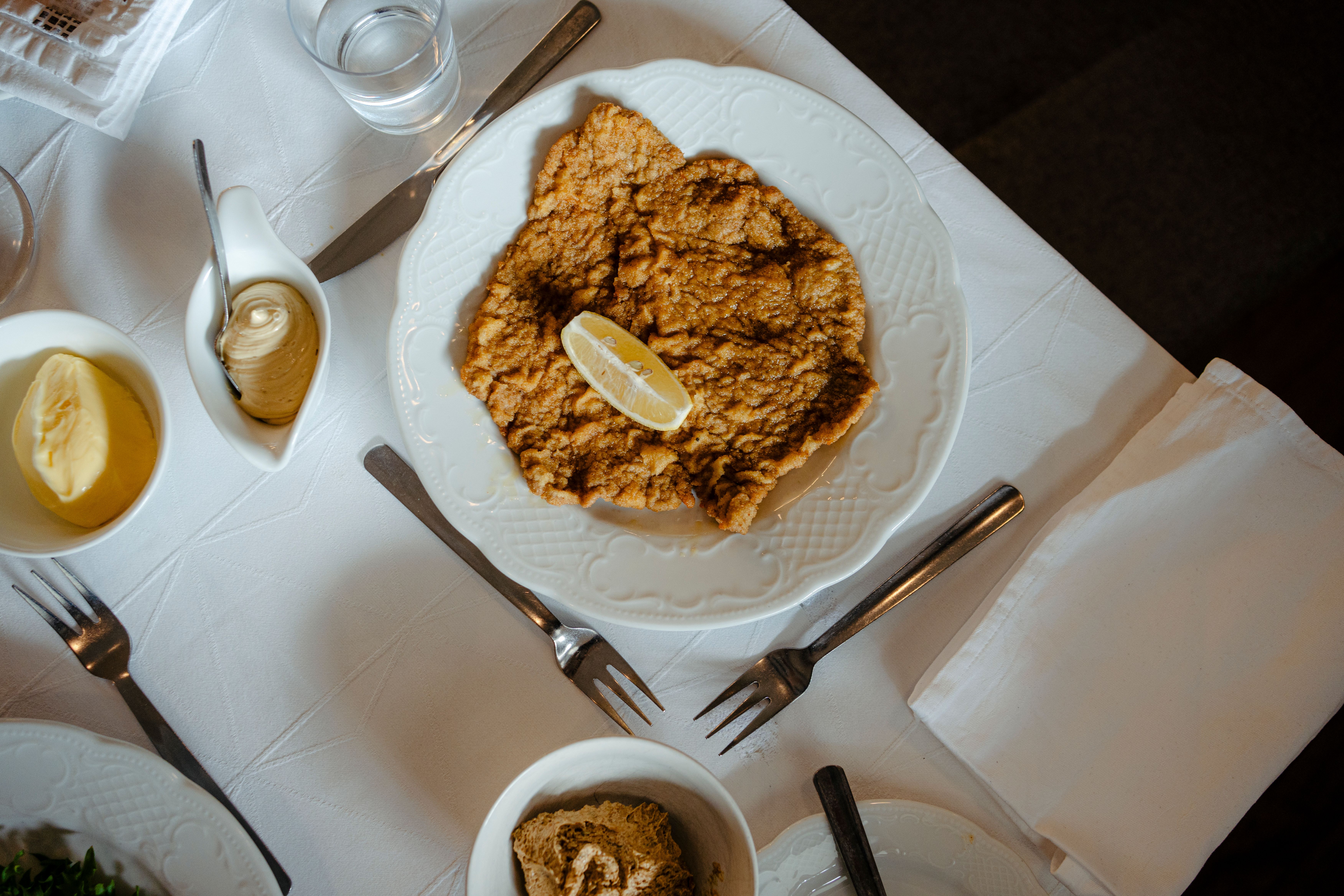 En tradisjonell wienerschnitzel servert på Schnitzelhus.