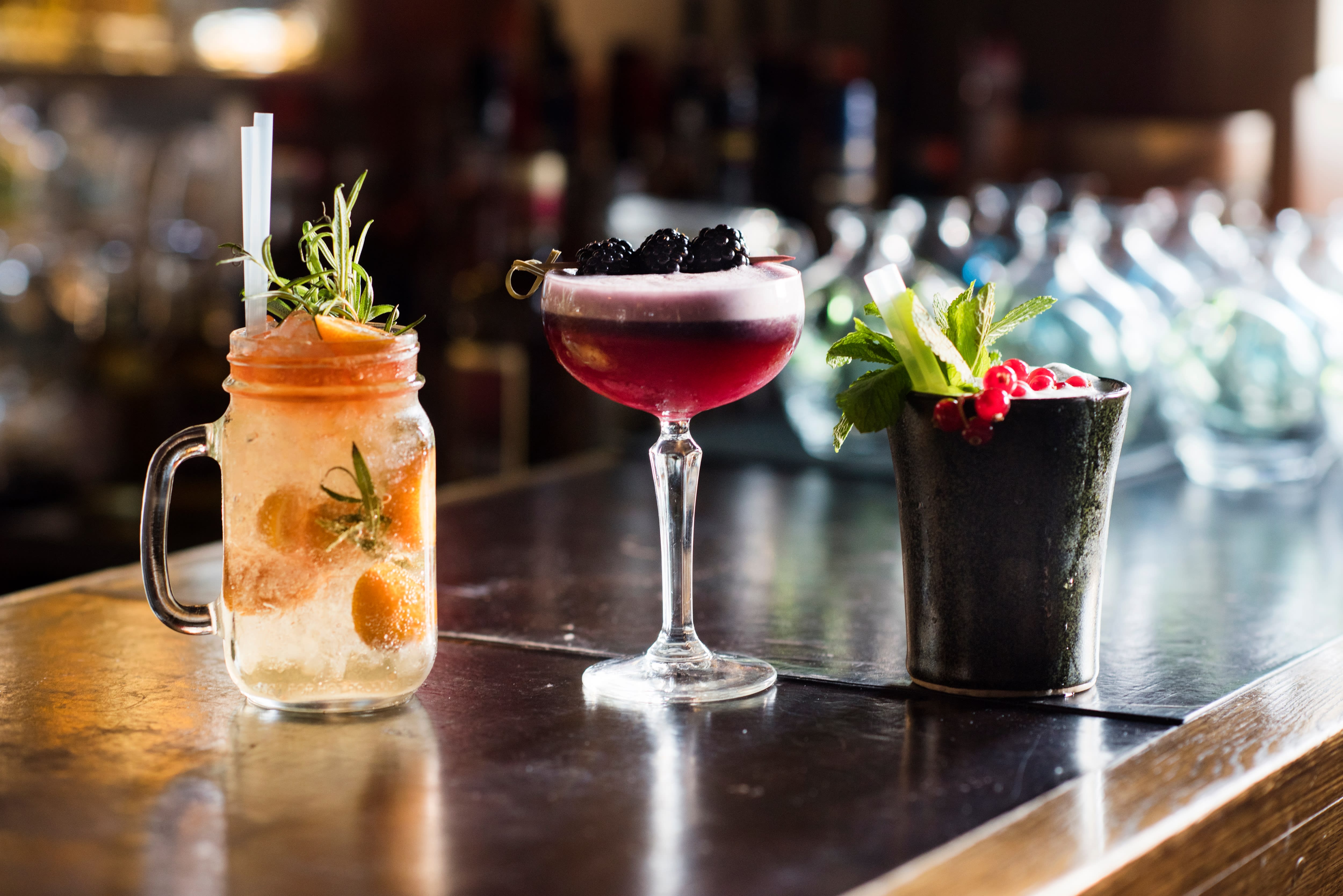 De har gode drinker hos den asiatiske restauranten. 