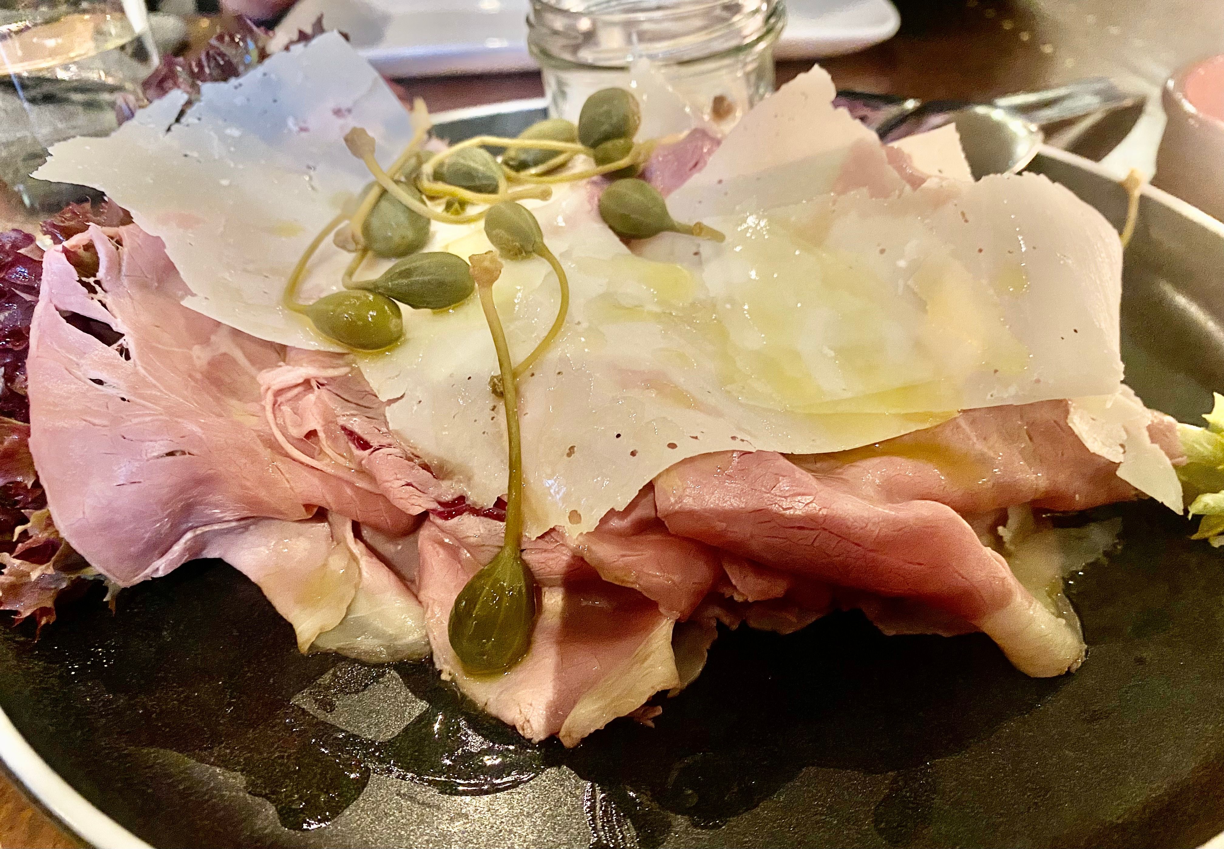 Kalveplomme med kapers og parmesan.