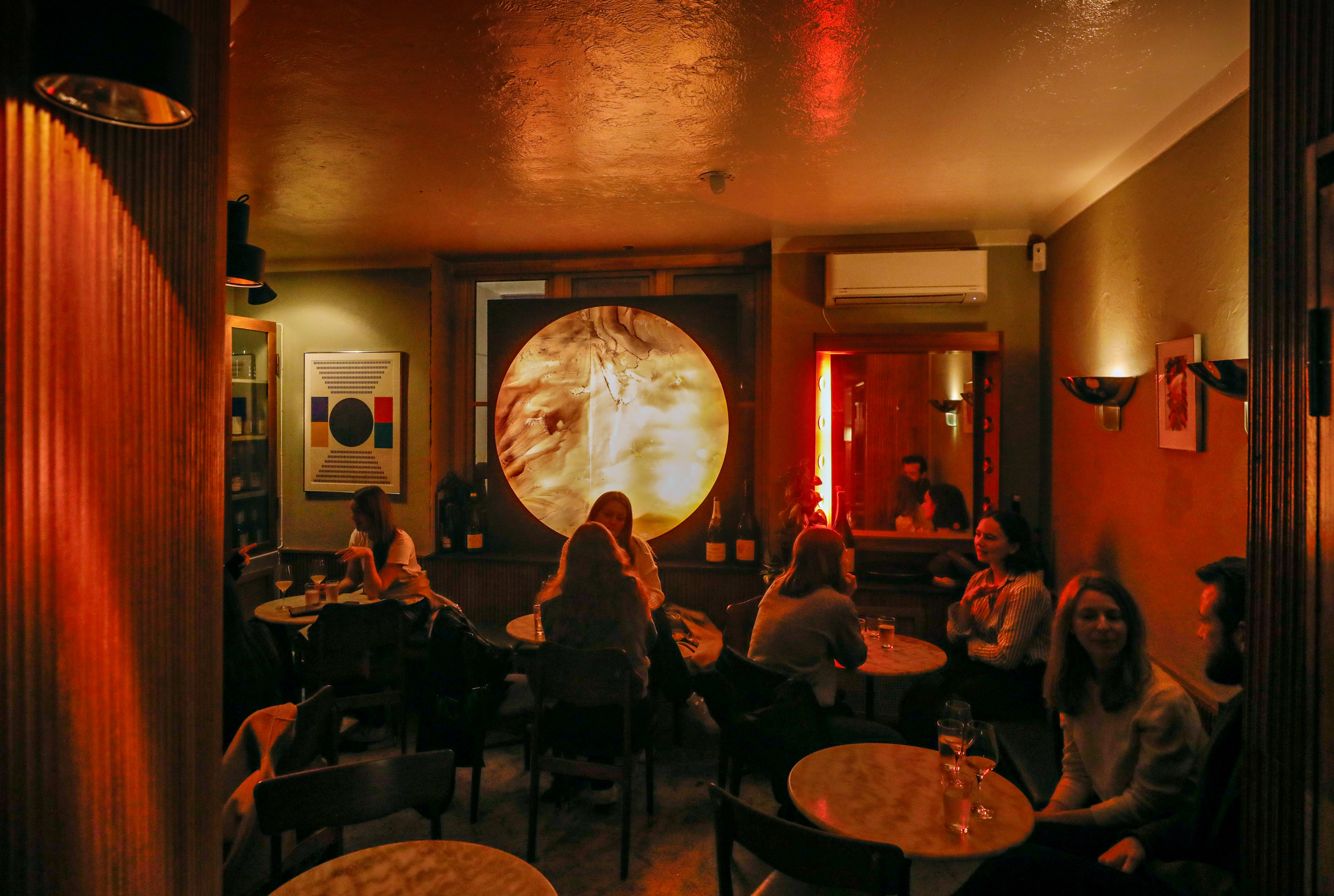 Deilig og behagelig belysning hos Merkur. Og selvsagt lyser planten selv innerst i lokalet. 