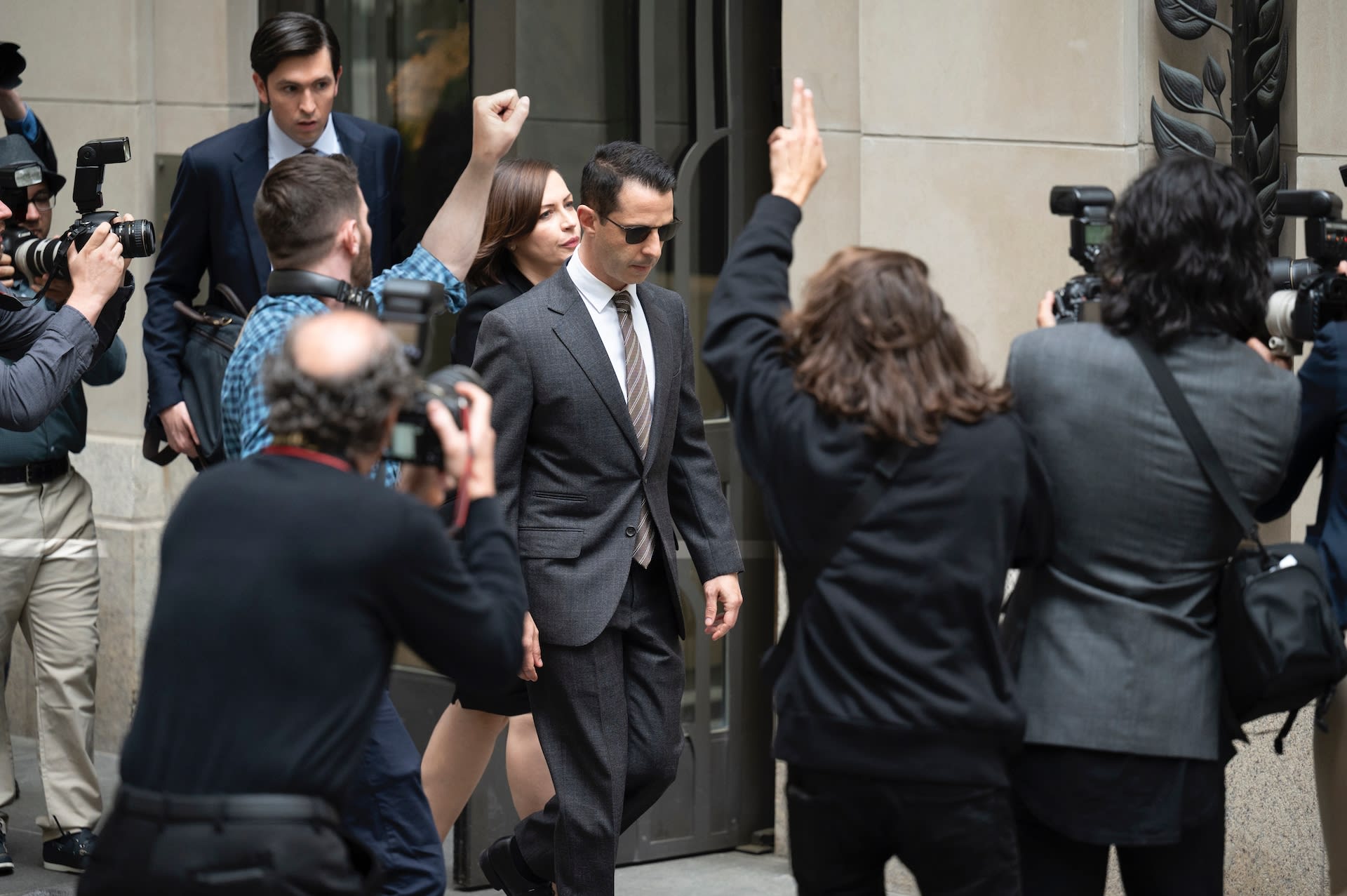 Jeremy Strong spiller Kendall Roy i HBO-serien «Succession». Kendall skal arve firmaet Waystar Royco fra faren Logan Roy. Det går ikke lett for seg.